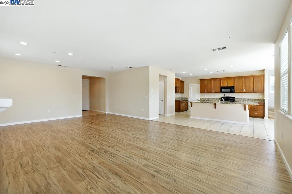 Detail Gallery Image 8 of 60 For 18309 Millbrook Ave, Lathrop,  CA 95330 - 4 Beds | 3 Baths