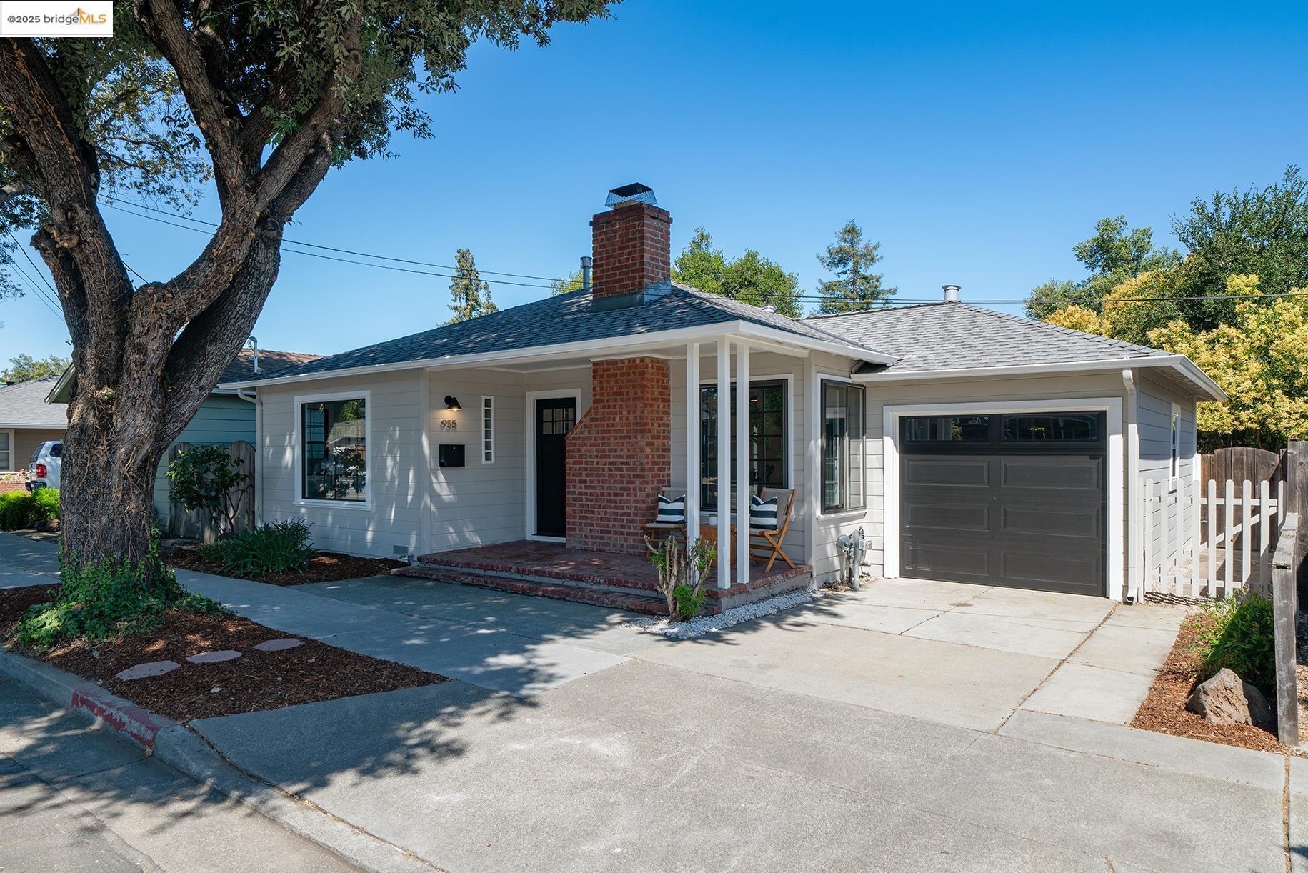 Detail Gallery Image 1 of 29 For 935 W Taylor Street, San Jose,  CA 95126 - 3 Beds | 2 Baths