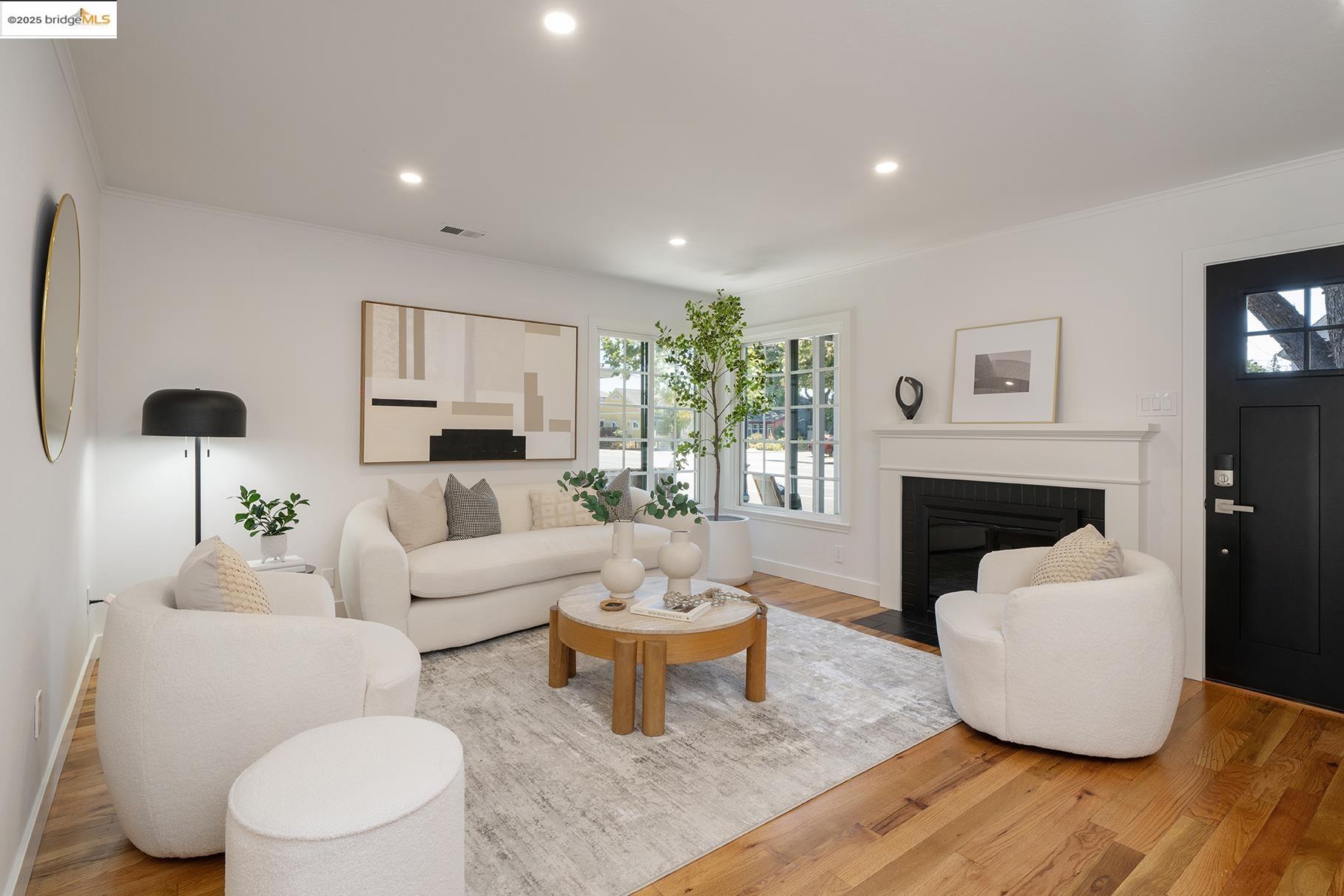 Detail Gallery Image 3 of 29 For 935 W Taylor Street, San Jose,  CA 95126 - 3 Beds | 2 Baths