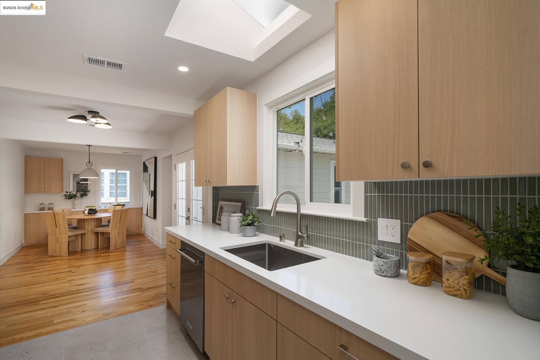 Detail Gallery Image 8 of 29 For 935 W Taylor Street, San Jose,  CA 95126 - 3 Beds | 2 Baths