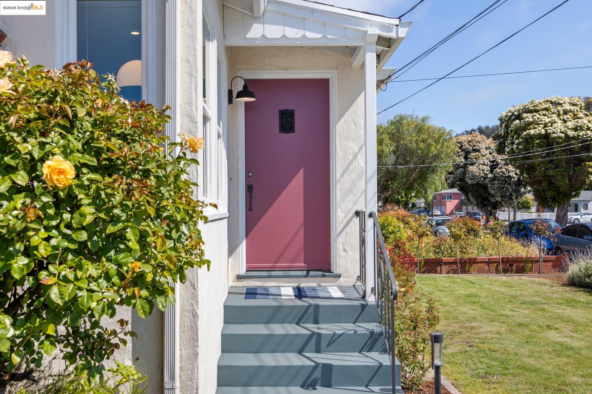 Detail Gallery Image 2 of 46 For 2800 Carlson Blvd, Richmond,  CA 94804 - 2 Beds | 1 Baths