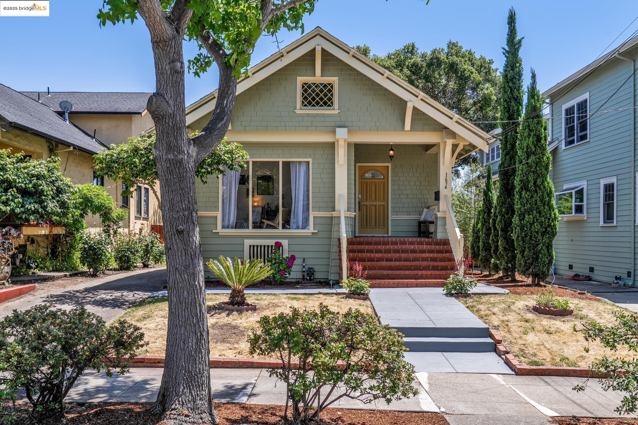 Detail Gallery Image 2 of 59 For 1634 Derby St, Berkeley,  CA 94703 - 3 Beds | 2 Baths