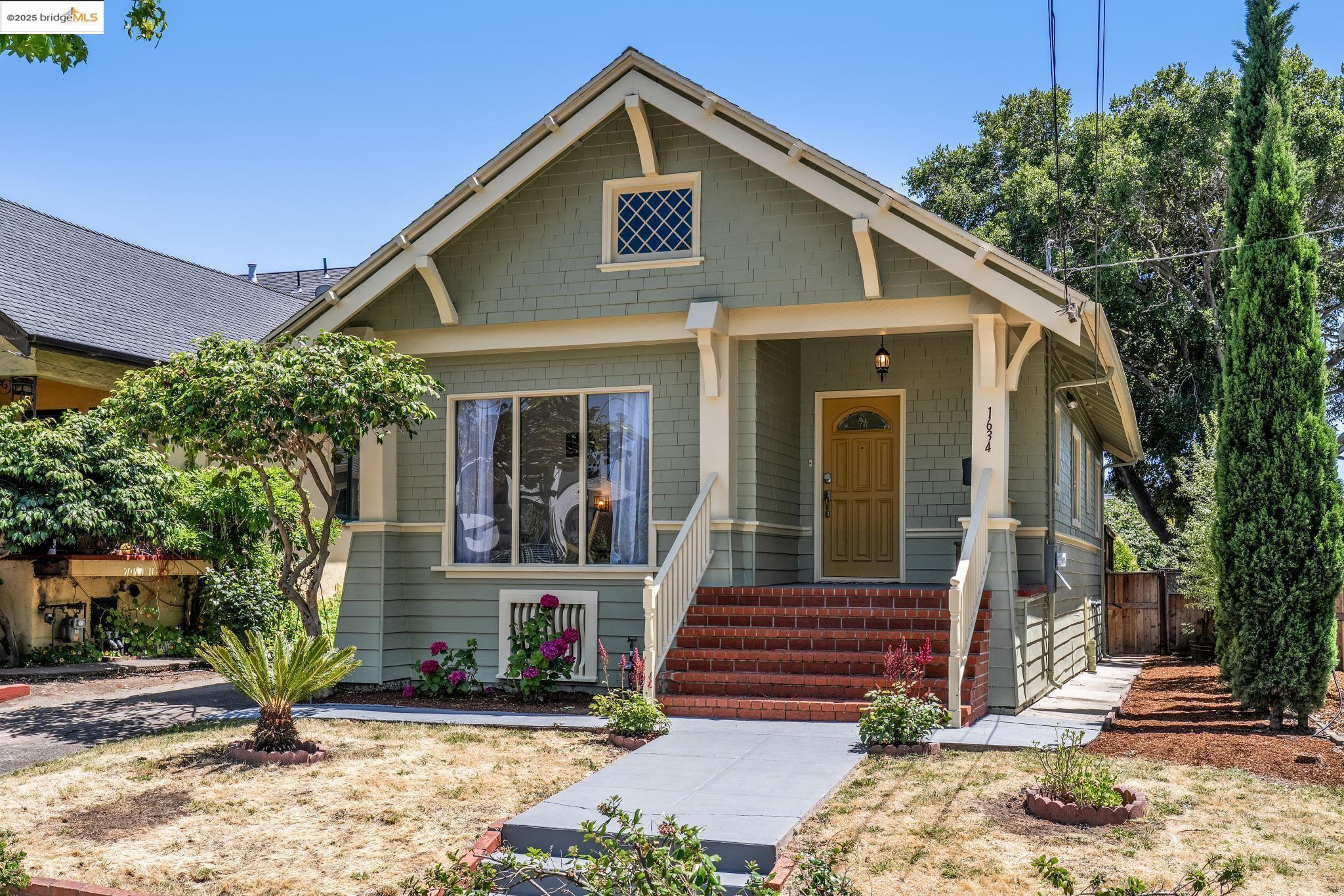 Detail Gallery Image 3 of 59 For 1634 Derby St, Berkeley,  CA 94703 - 3 Beds | 2 Baths