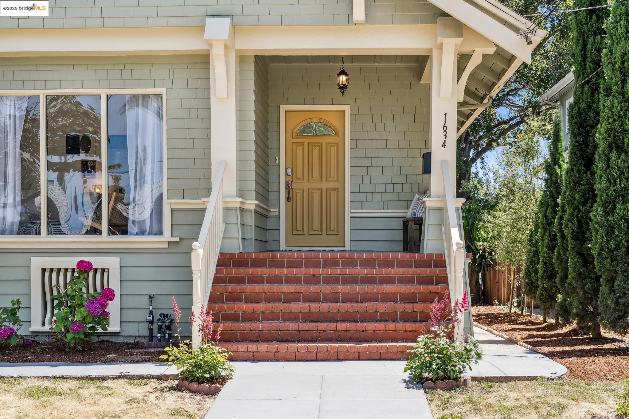 Detail Gallery Image 4 of 59 For 1634 Derby St, Berkeley,  CA 94703 - 3 Beds | 2 Baths