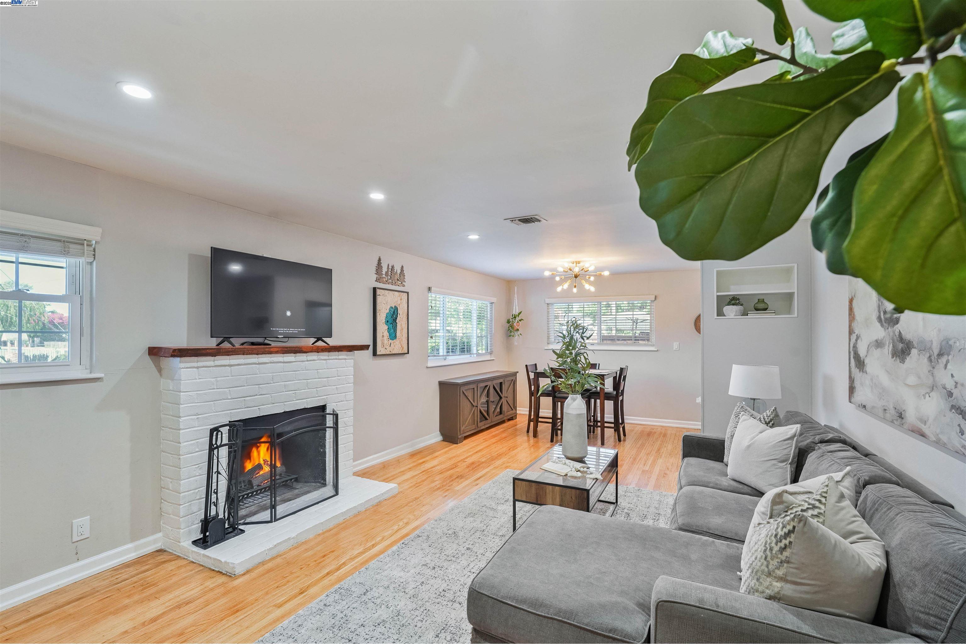 Detail Gallery Image 3 of 21 For 3991 Yale Way, Livermore,  CA 94550 - 3 Beds | 1 Baths