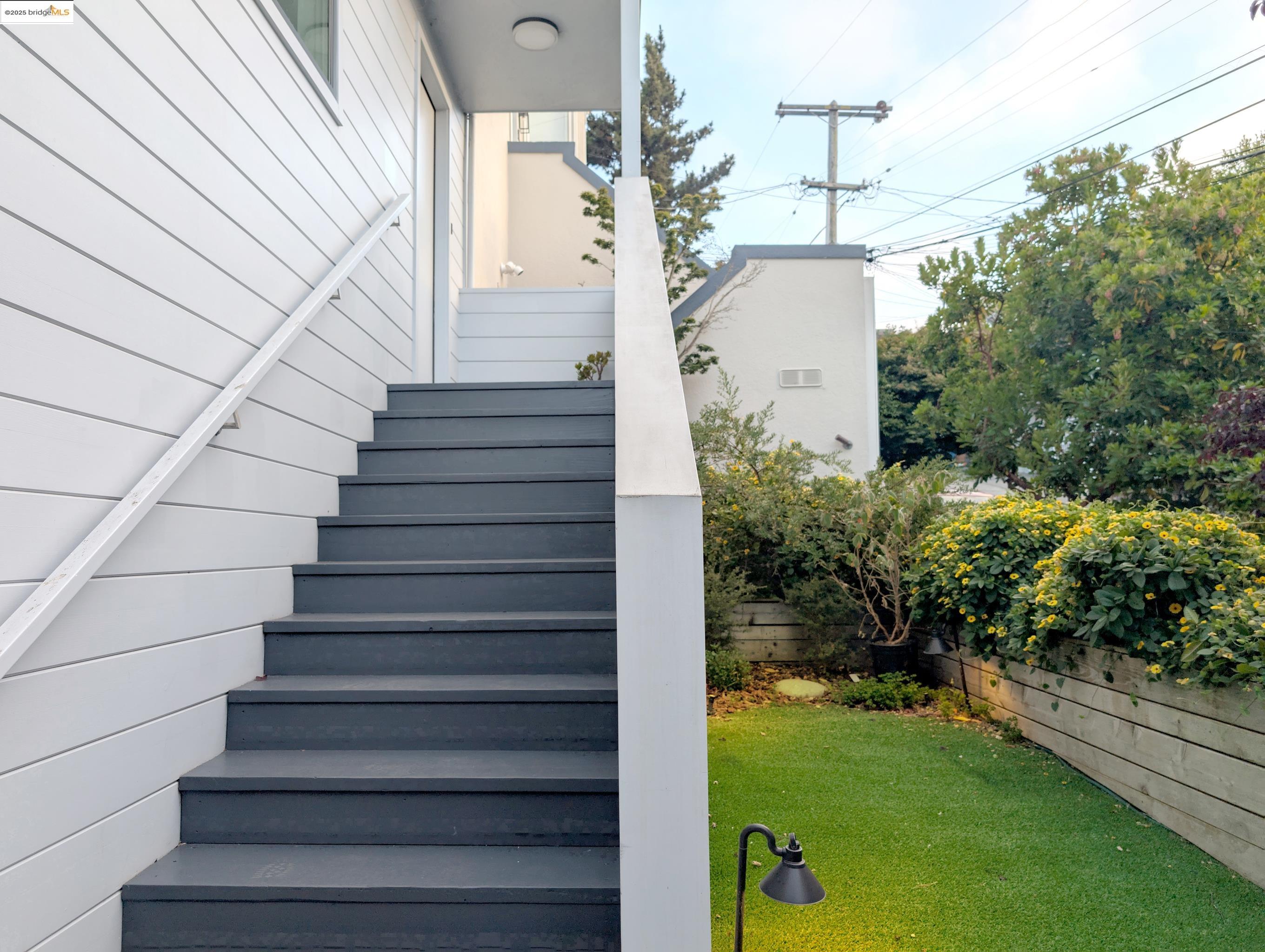 Detail Gallery Image 2 of 28 For 53 Elsie St, San Francisco,  CA 94110 - 2 Beds | 2 Baths