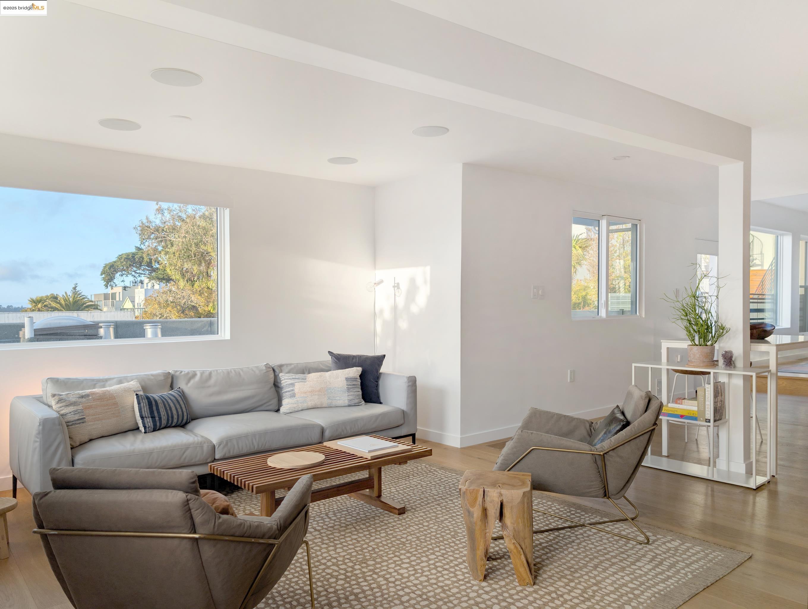Detail Gallery Image 4 of 28 For 53 Elsie St, San Francisco,  CA 94110 - 2 Beds | 2 Baths