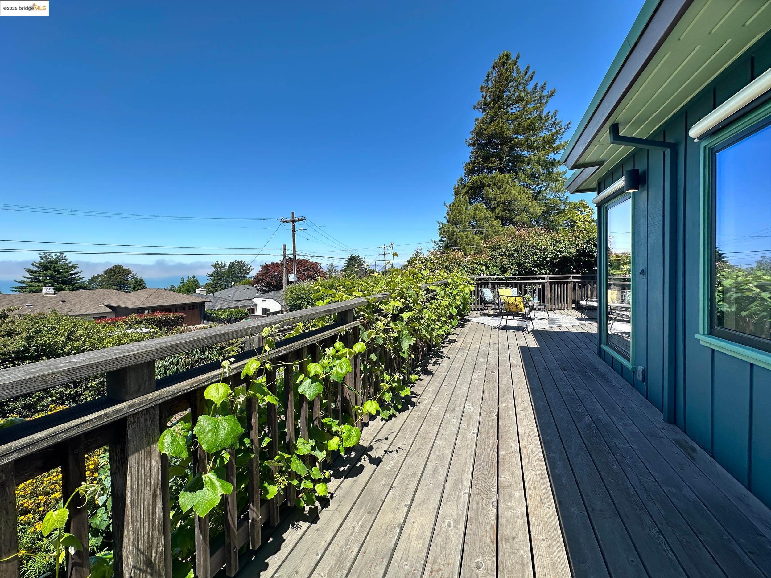 Detail Gallery Image 13 of 54 For 830 Creston, Berkeley,  CA 94708 - 3 Beds | 2 Baths