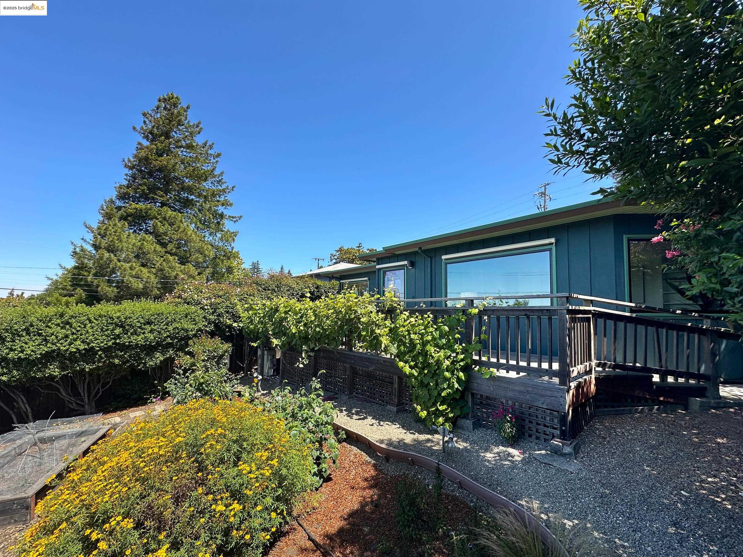 Detail Gallery Image 15 of 54 For 830 Creston, Berkeley,  CA 94708 - 3 Beds | 2 Baths