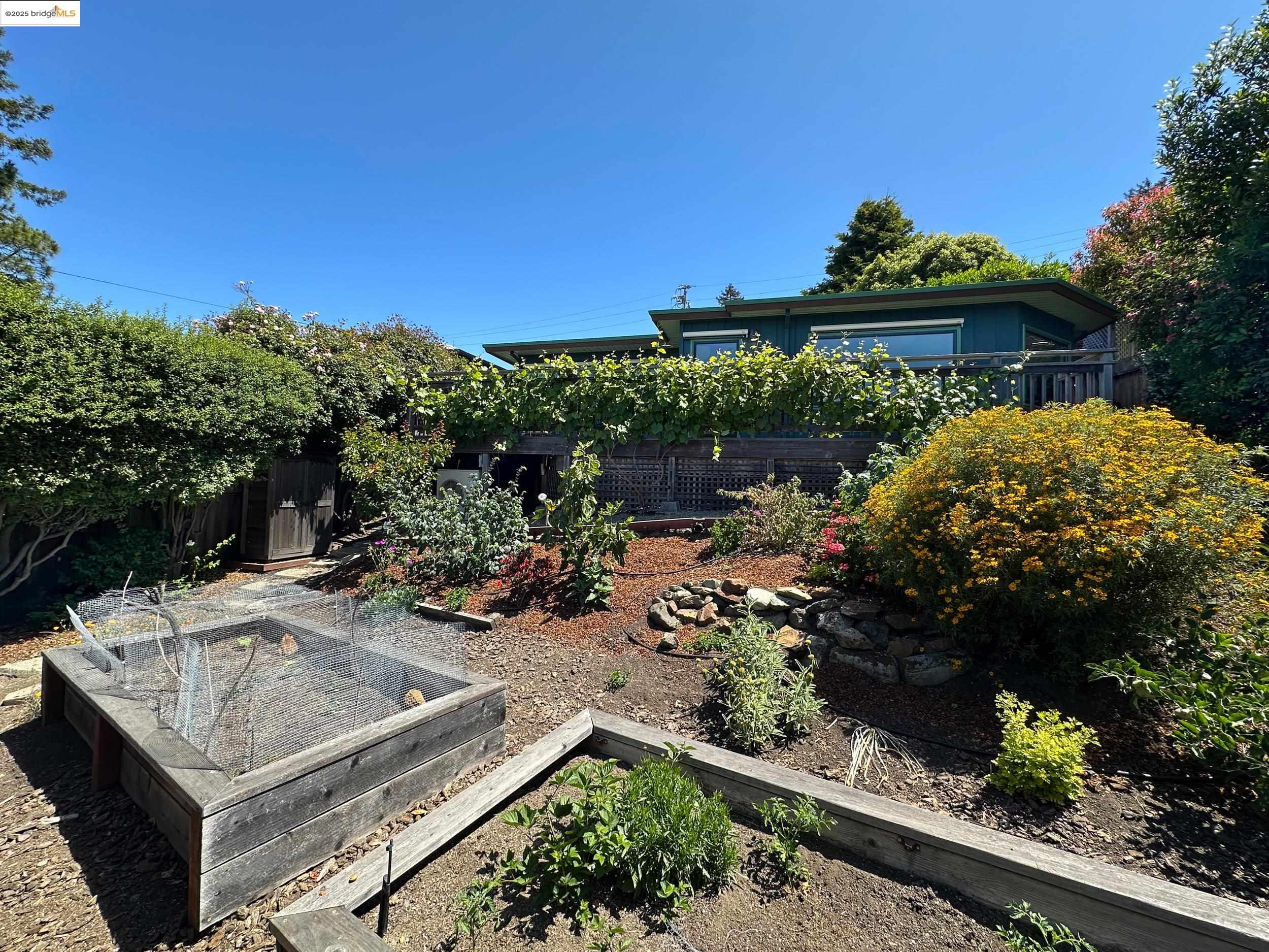 Detail Gallery Image 18 of 54 For 830 Creston, Berkeley,  CA 94708 - 3 Beds | 2 Baths