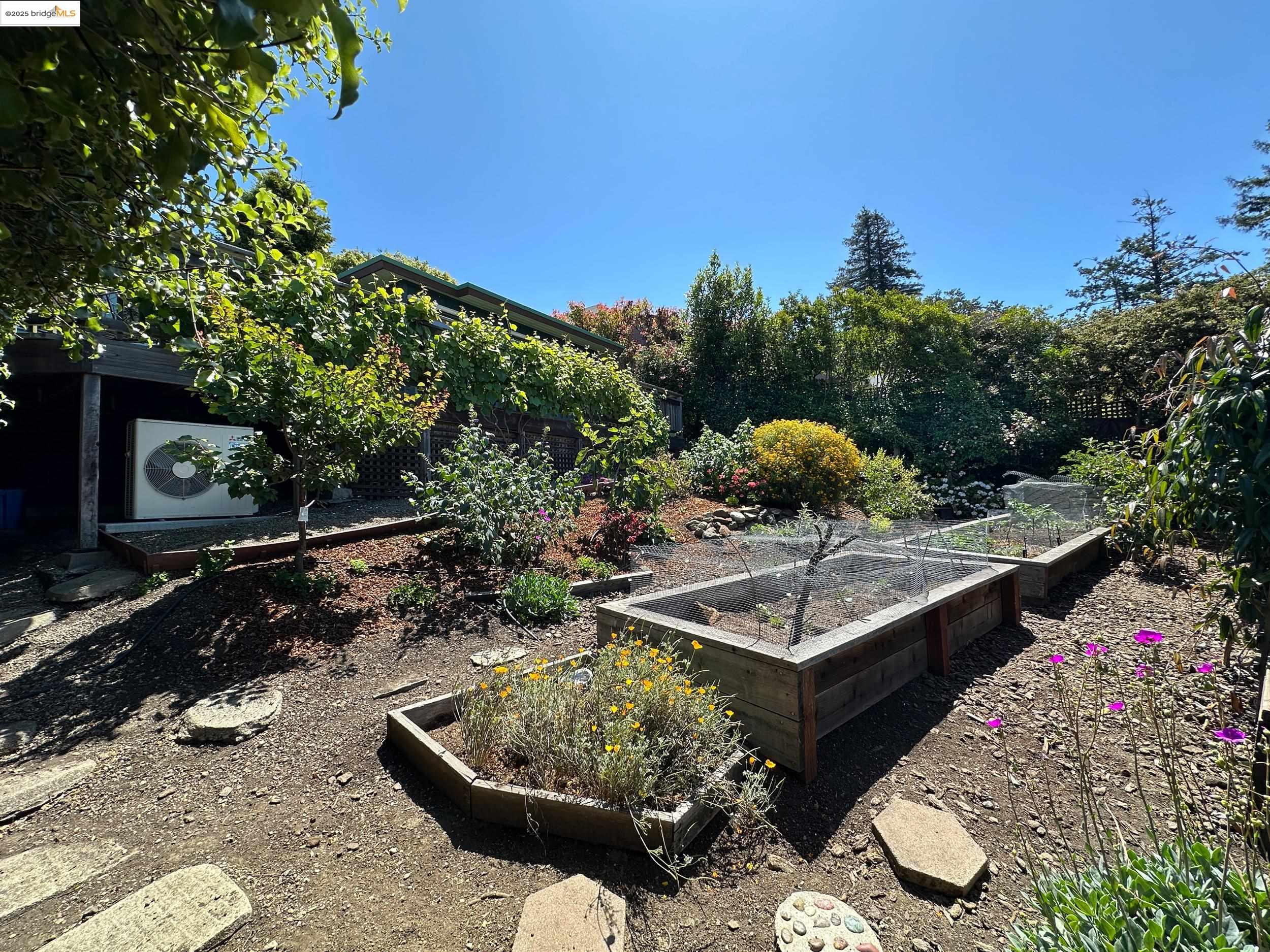 Detail Gallery Image 19 of 54 For 830 Creston, Berkeley,  CA 94708 - 3 Beds | 2 Baths