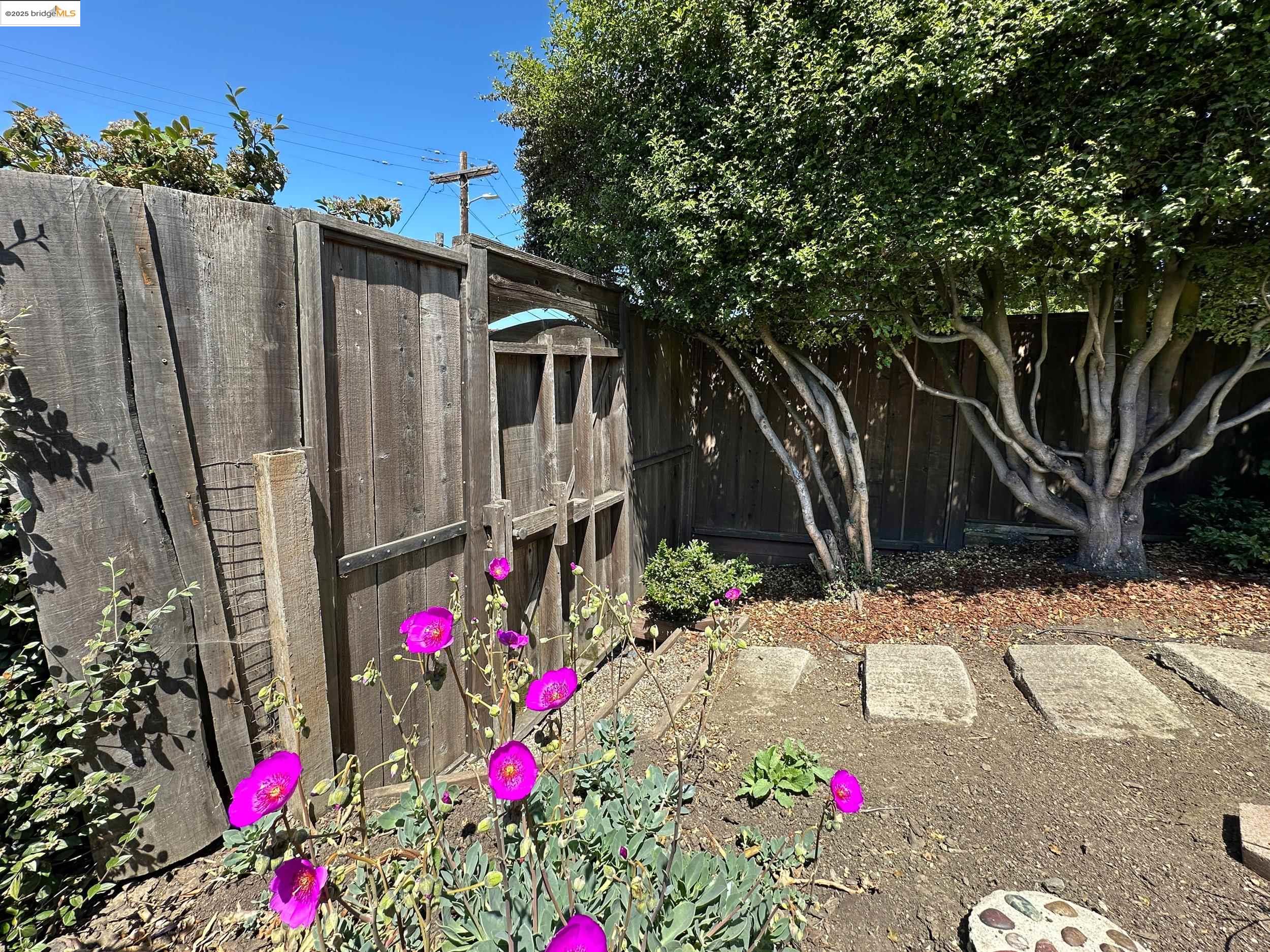 Detail Gallery Image 20 of 54 For 830 Creston, Berkeley,  CA 94708 - 3 Beds | 2 Baths