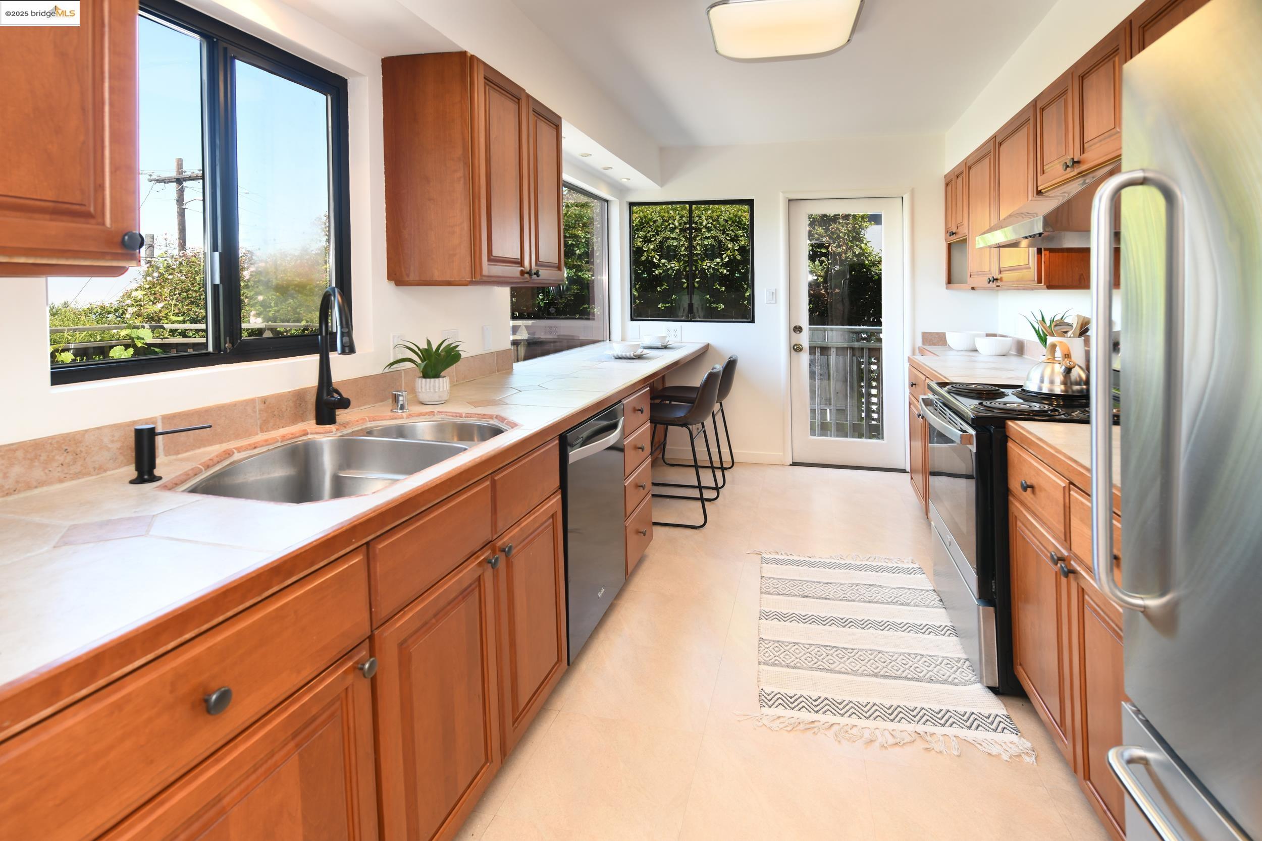 Detail Gallery Image 27 of 54 For 830 Creston, Berkeley,  CA 94708 - 3 Beds | 2 Baths