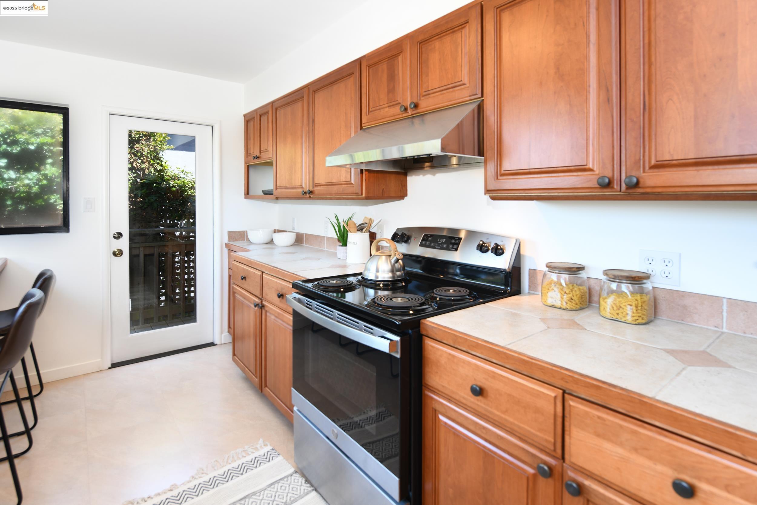 Detail Gallery Image 28 of 54 For 830 Creston, Berkeley,  CA 94708 - 3 Beds | 2 Baths
