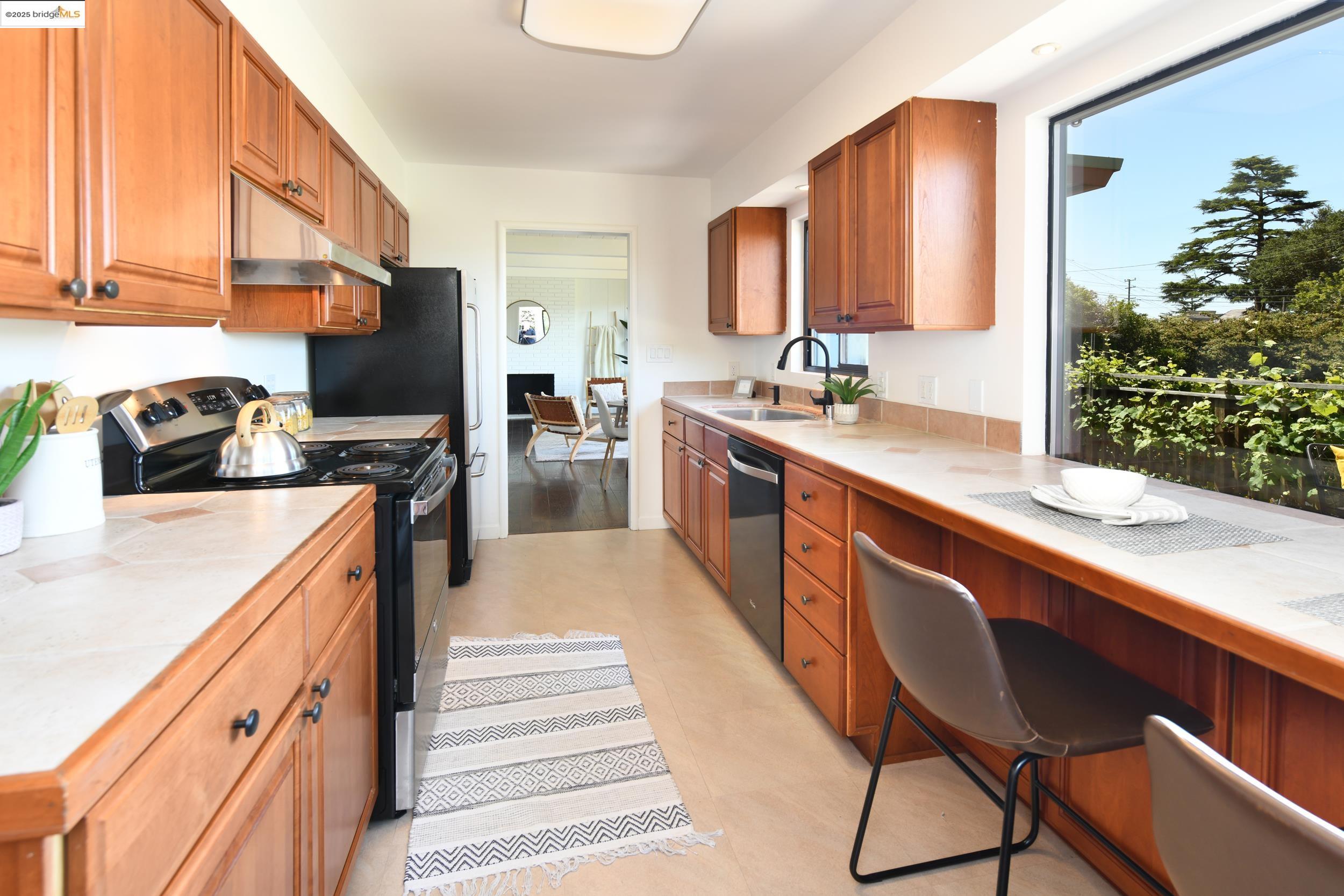 Detail Gallery Image 29 of 54 For 830 Creston, Berkeley,  CA 94708 - 3 Beds | 2 Baths