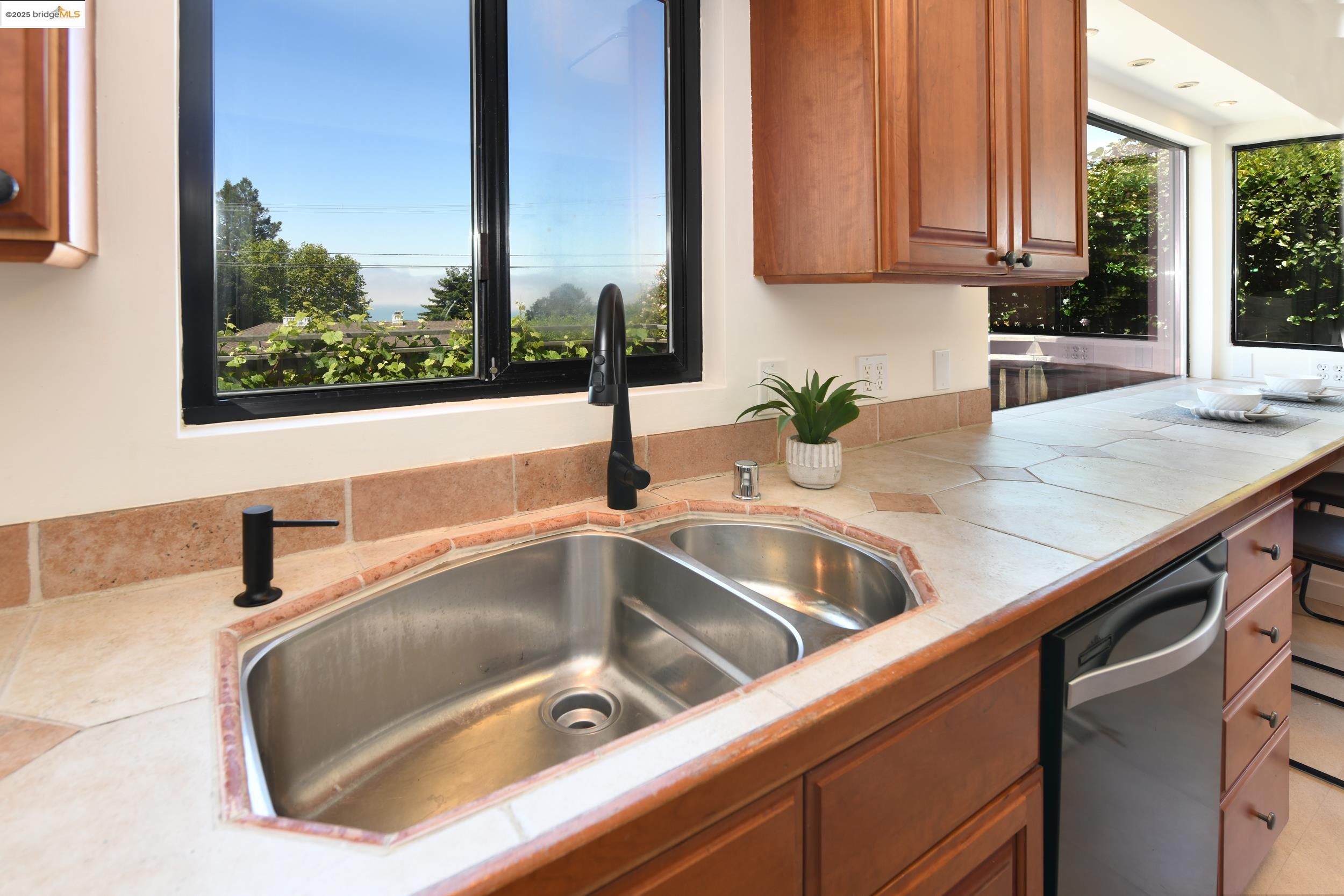 Detail Gallery Image 30 of 54 For 830 Creston, Berkeley,  CA 94708 - 3 Beds | 2 Baths