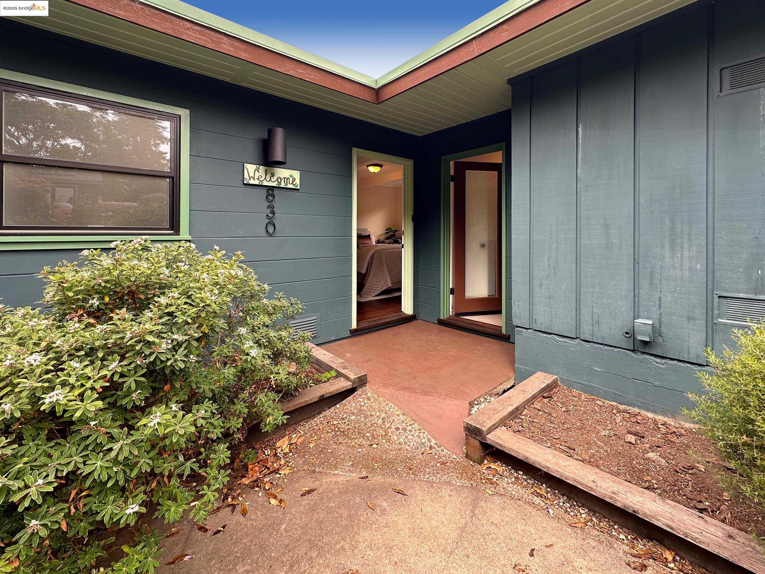 Detail Gallery Image 4 of 54 For 830 Creston, Berkeley,  CA 94708 - 3 Beds | 2 Baths