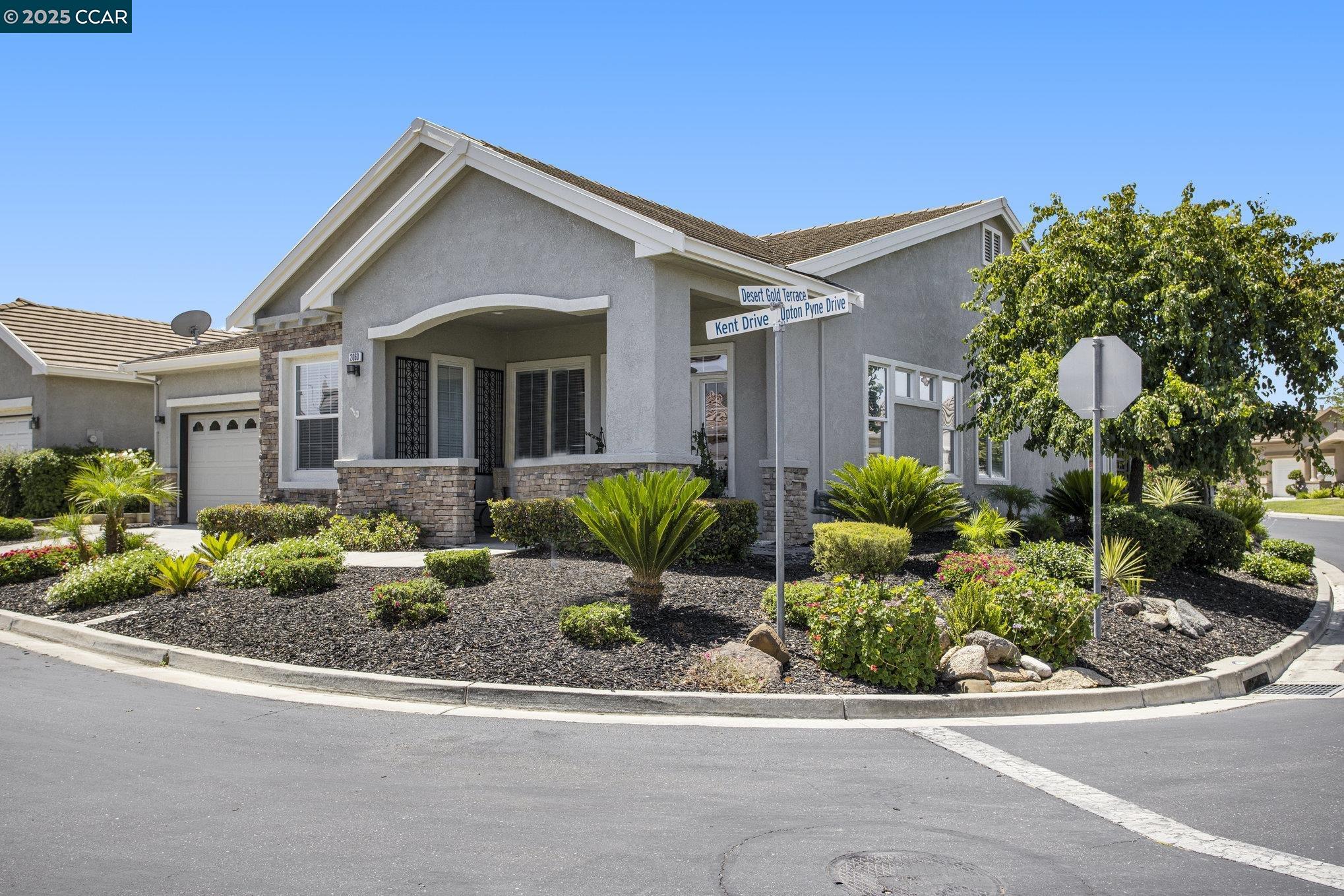 Detail Gallery Image 2 of 34 For 2060 Kent Dr, Brentwood,  CA 94513 - 2 Beds | 2/1 Baths