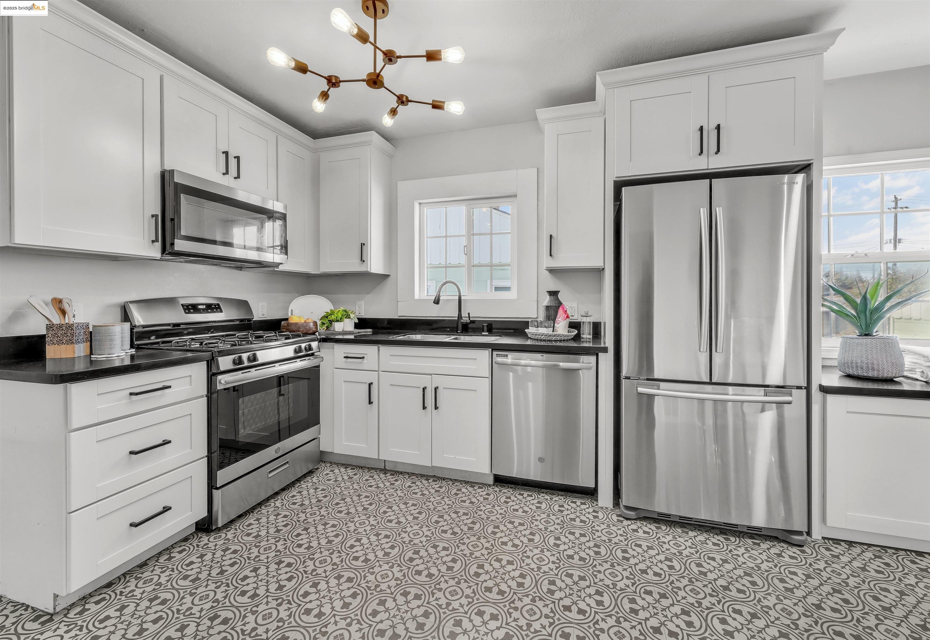 Detail Gallery Image 11 of 46 For 10501 Longfellow Ave, Oakland,  CA 94603 - 3 Beds | 1 Baths