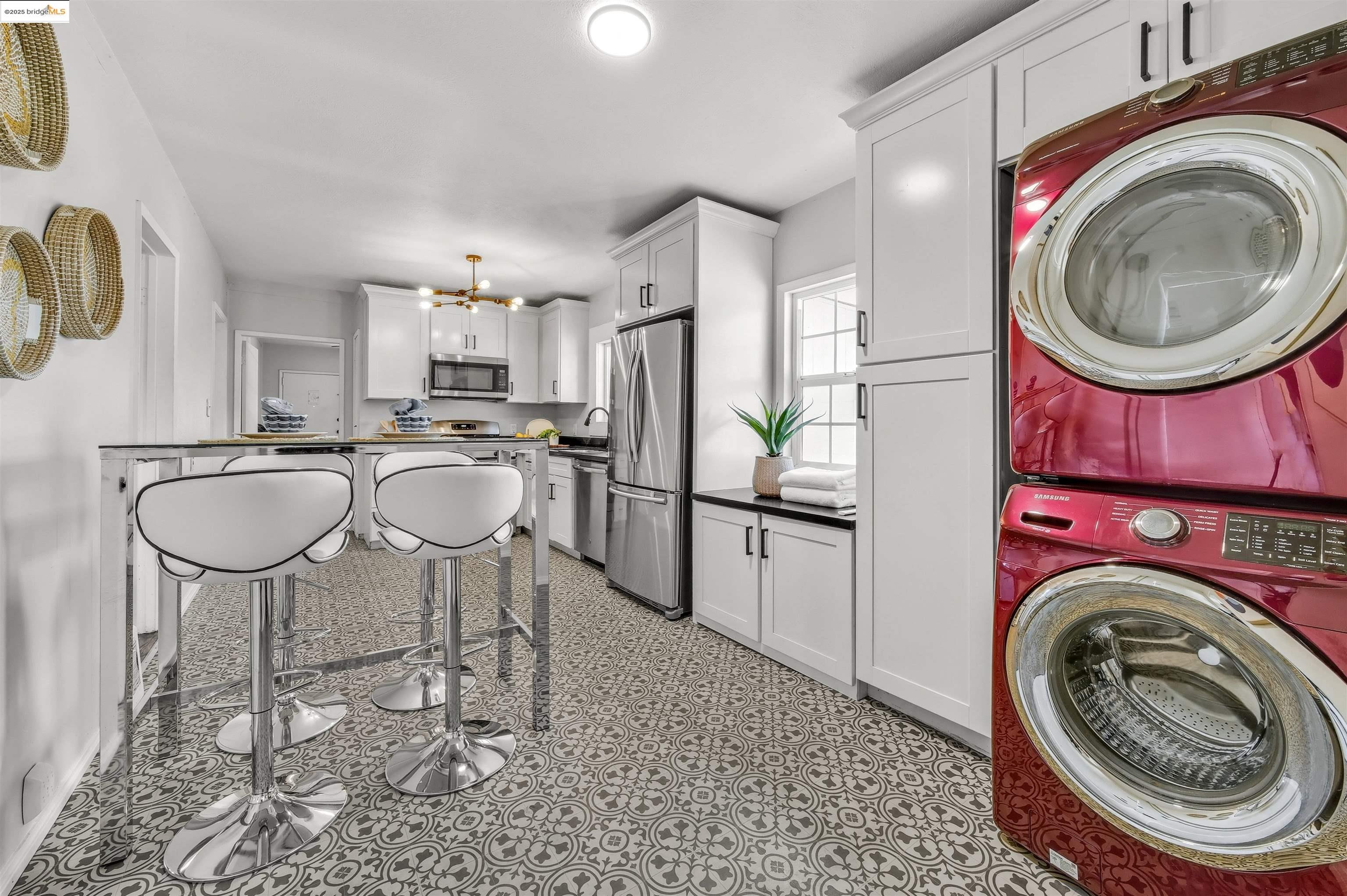 Detail Gallery Image 12 of 46 For 10501 Longfellow Ave, Oakland,  CA 94603 - 3 Beds | 1 Baths