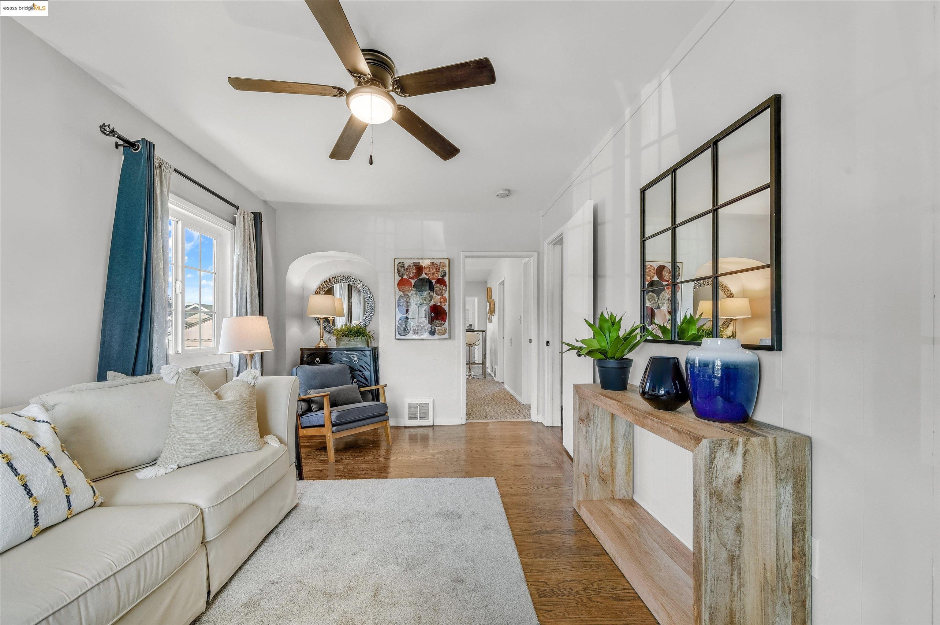 Detail Gallery Image 3 of 46 For 10501 Longfellow Ave, Oakland,  CA 94603 - 3 Beds | 1 Baths