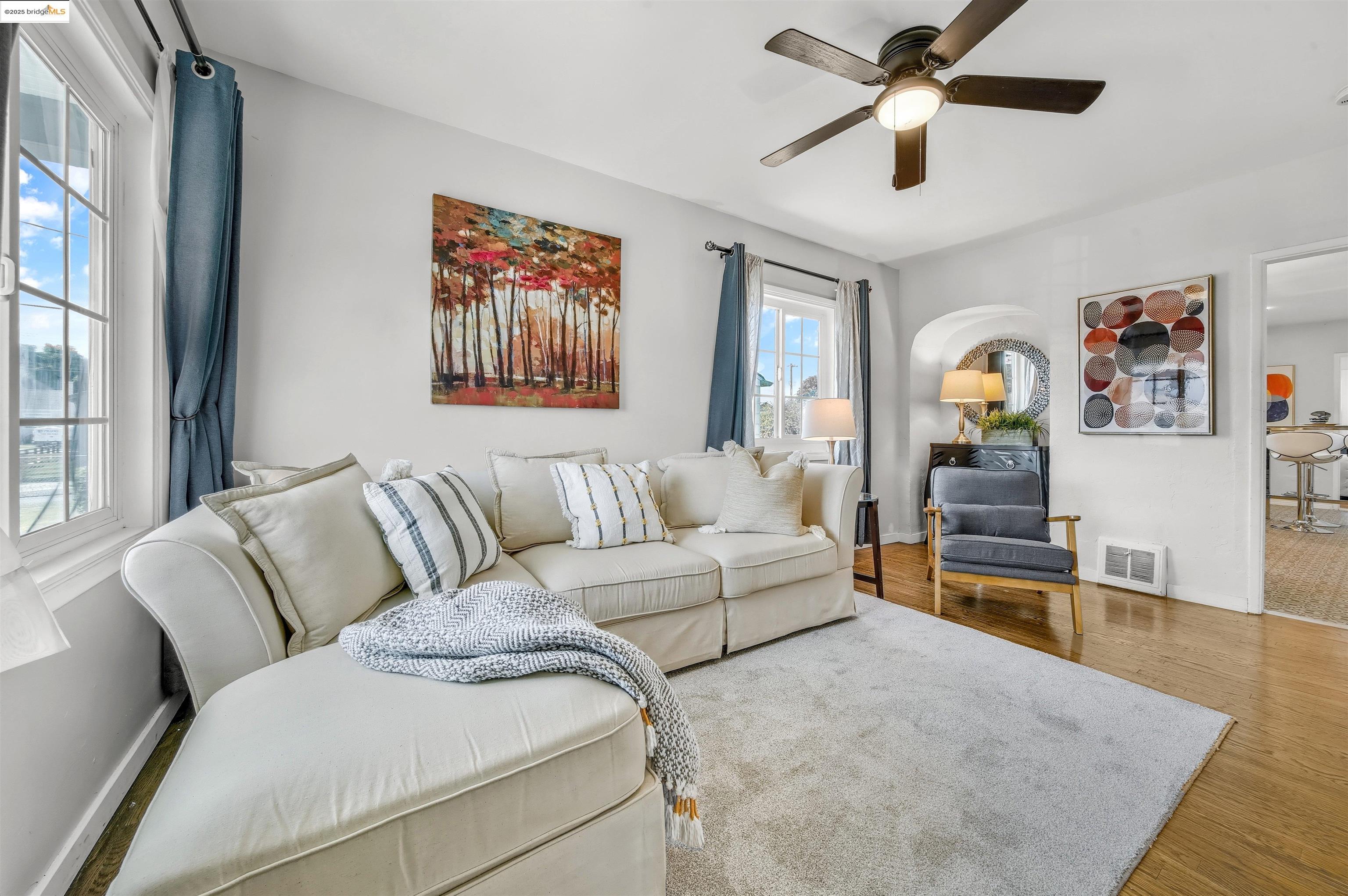 Detail Gallery Image 4 of 46 For 10501 Longfellow Ave, Oakland,  CA 94603 - 3 Beds | 1 Baths