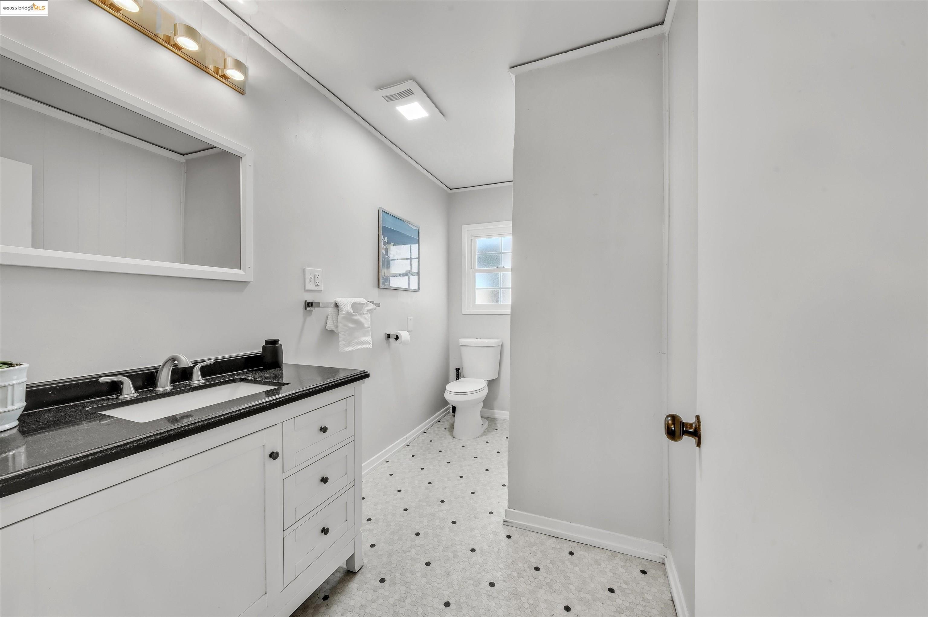 Detail Gallery Image 8 of 46 For 10501 Longfellow Ave, Oakland,  CA 94603 - 3 Beds | 1 Baths