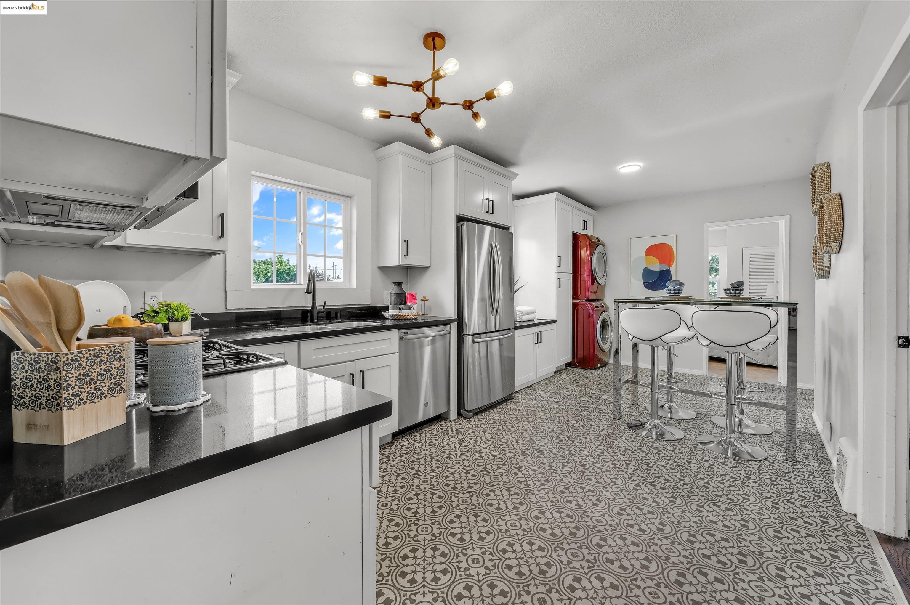 Detail Gallery Image 10 of 46 For 10501 Longfellow Ave, Oakland,  CA 94603 - 3 Beds | 1 Baths