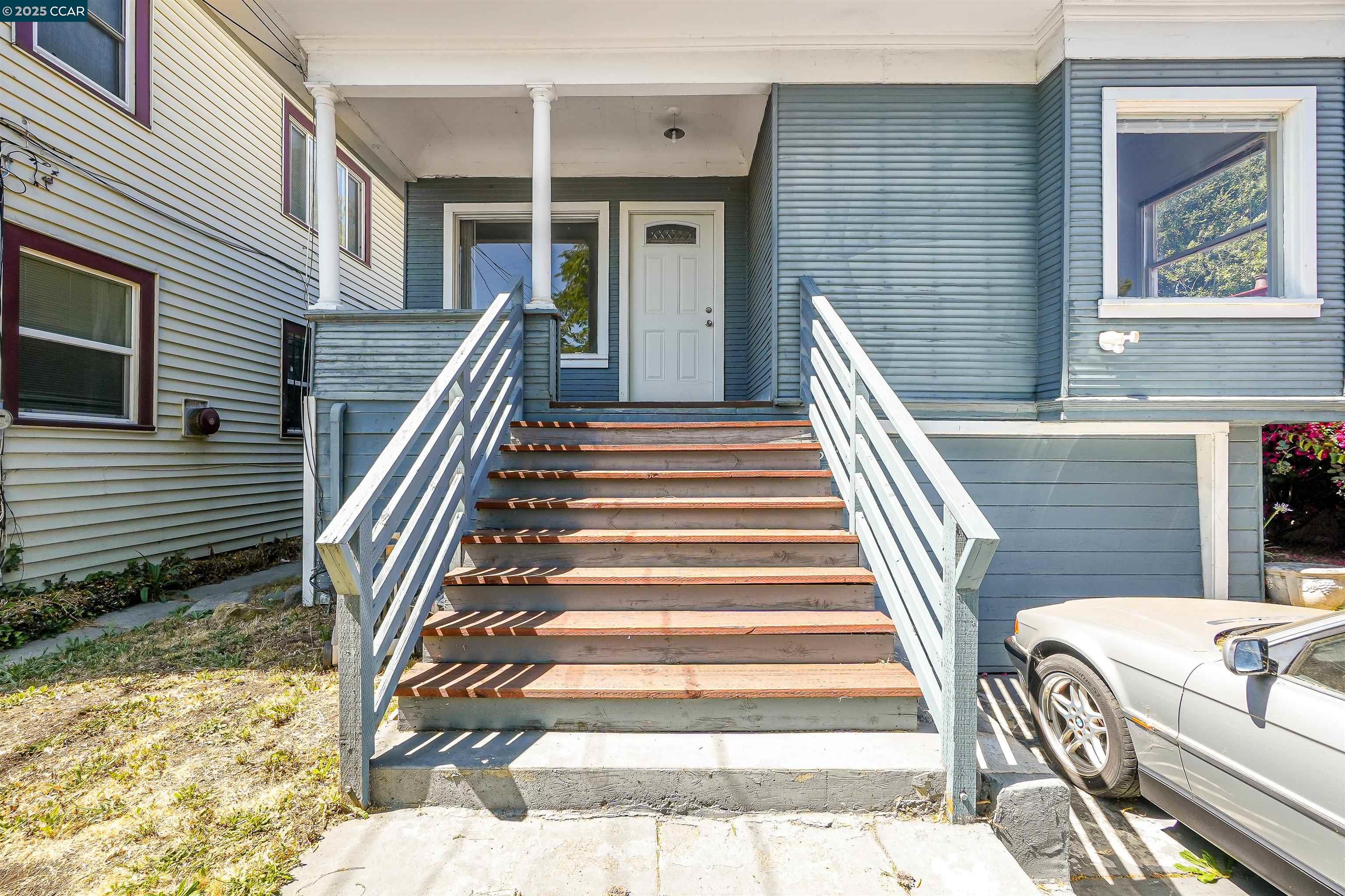 Detail Gallery Image 1 of 34 For 546 61st St, Oakland,  CA 94609 - 2 Beds | 1 Baths
