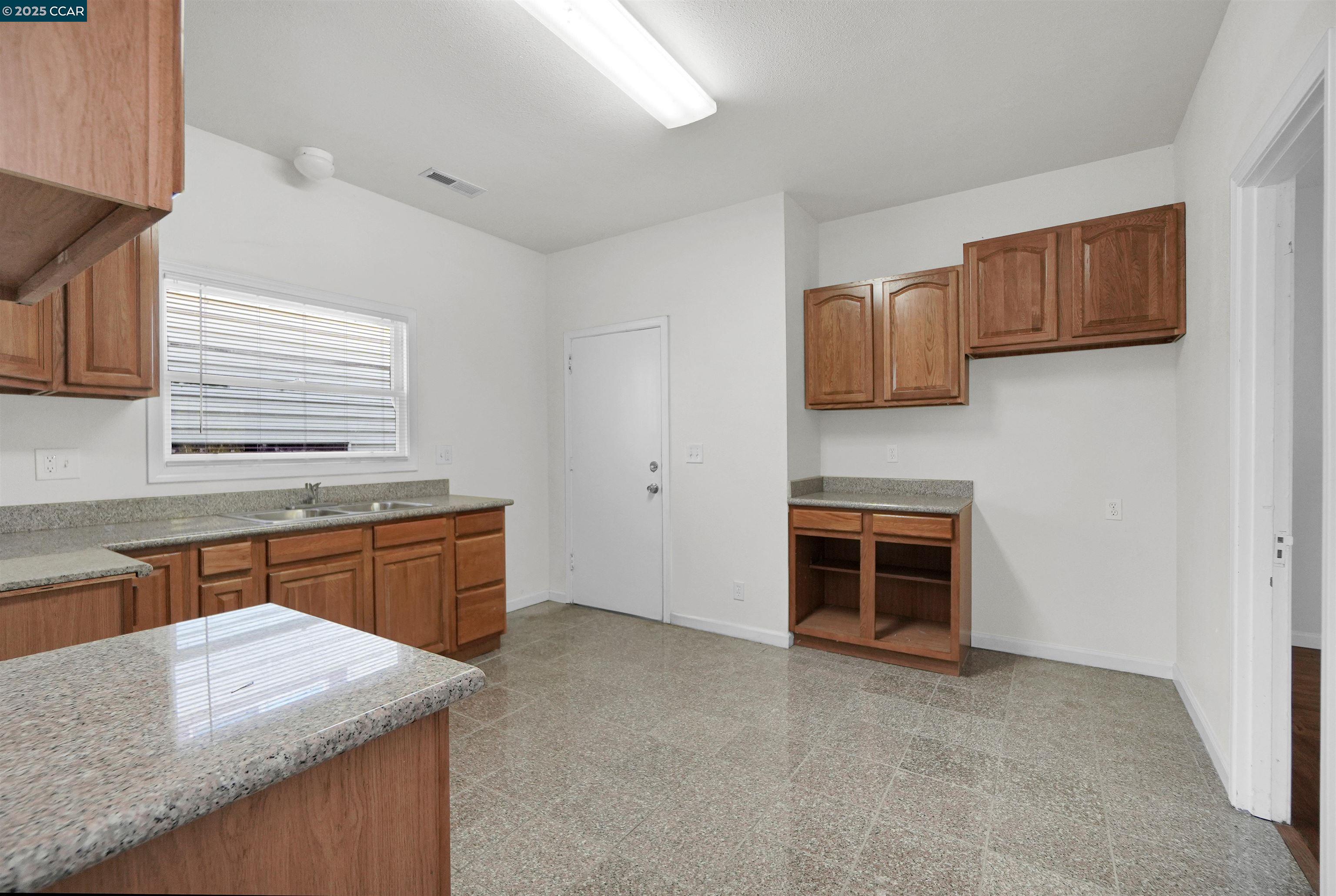 Detail Gallery Image 14 of 34 For 546 61st St, Oakland,  CA 94609 - 2 Beds | 1 Baths