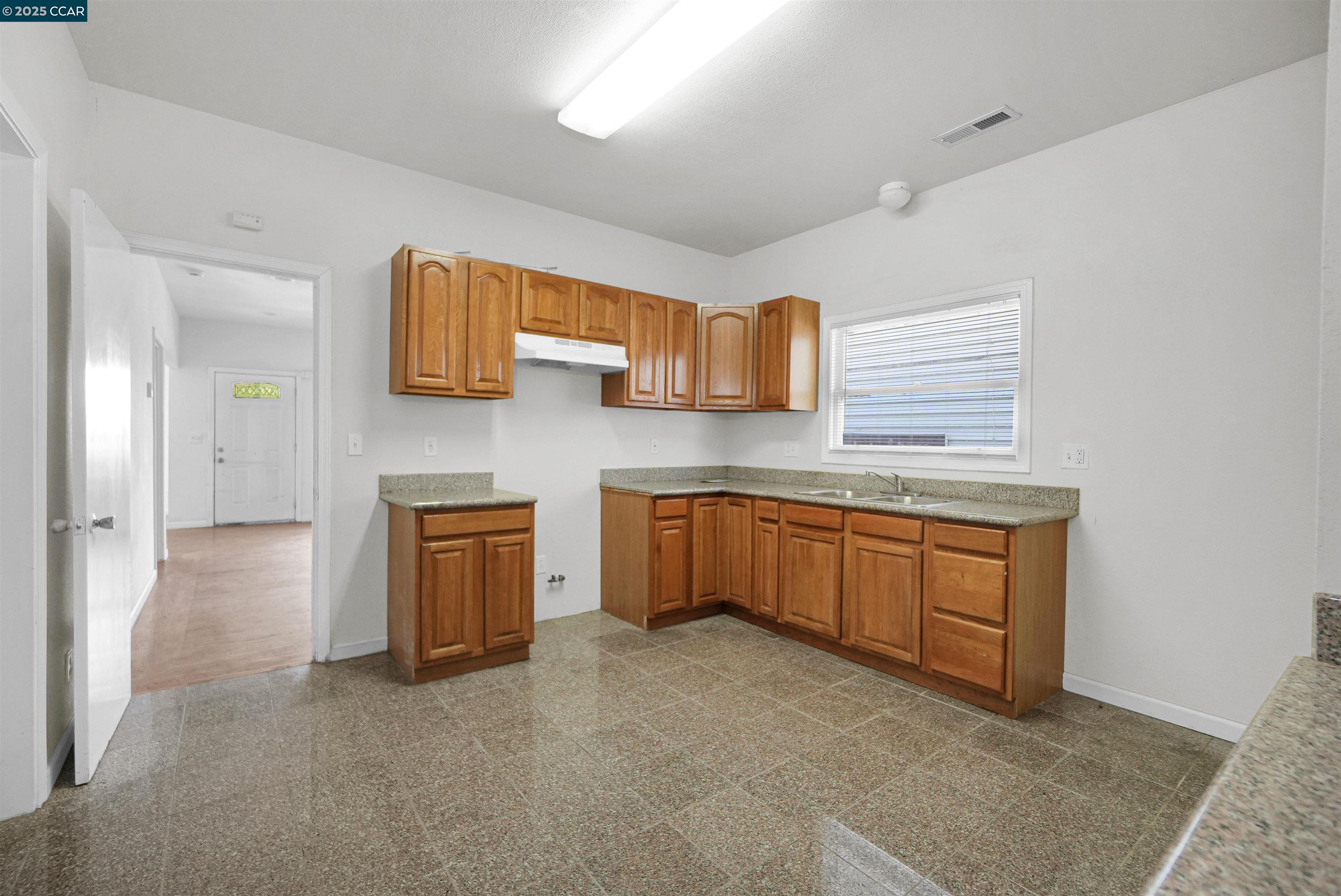 Detail Gallery Image 15 of 34 For 546 61st St, Oakland,  CA 94609 - 2 Beds | 1 Baths