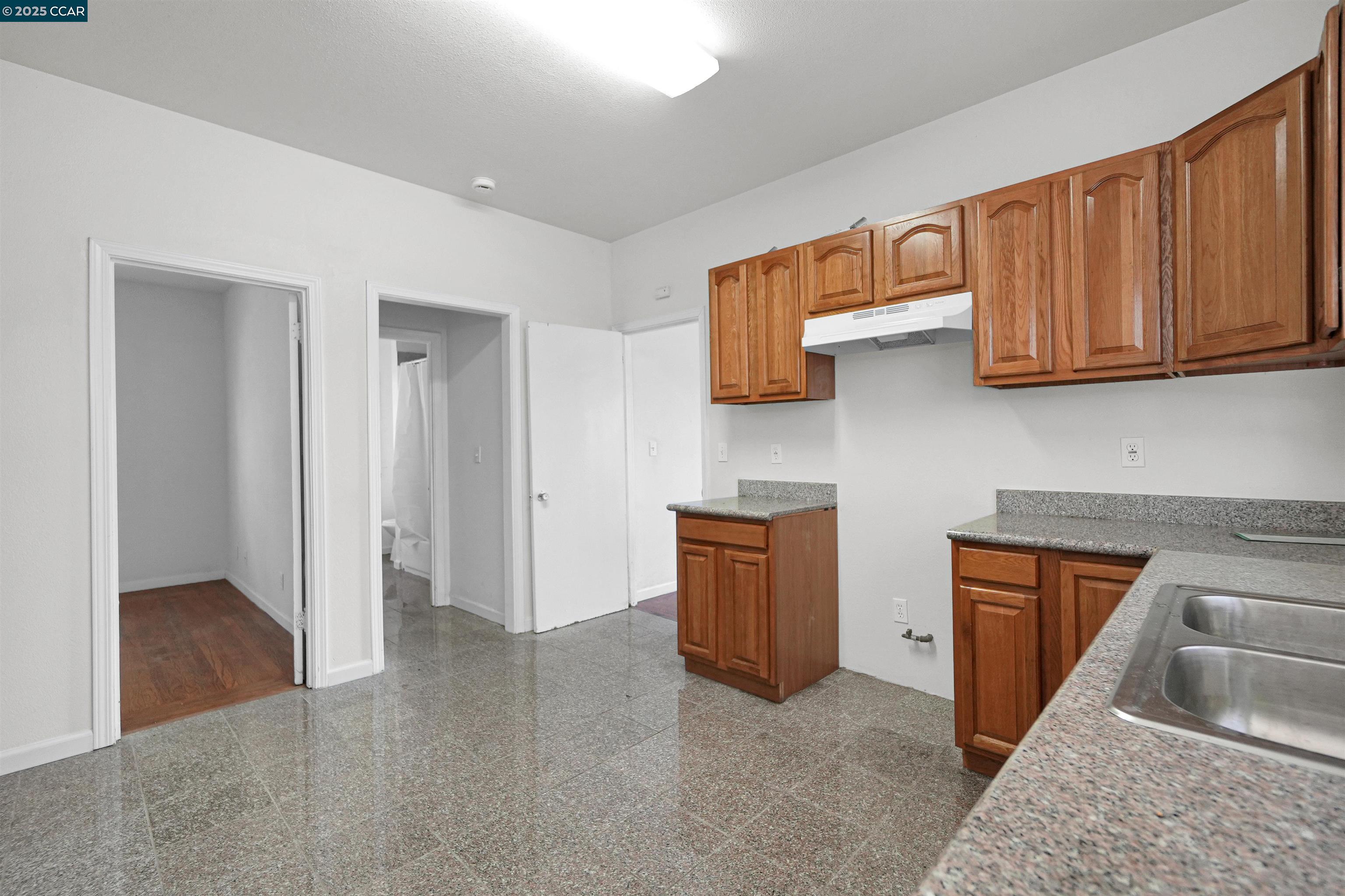 Detail Gallery Image 16 of 34 For 546 61st St, Oakland,  CA 94609 - 2 Beds | 1 Baths