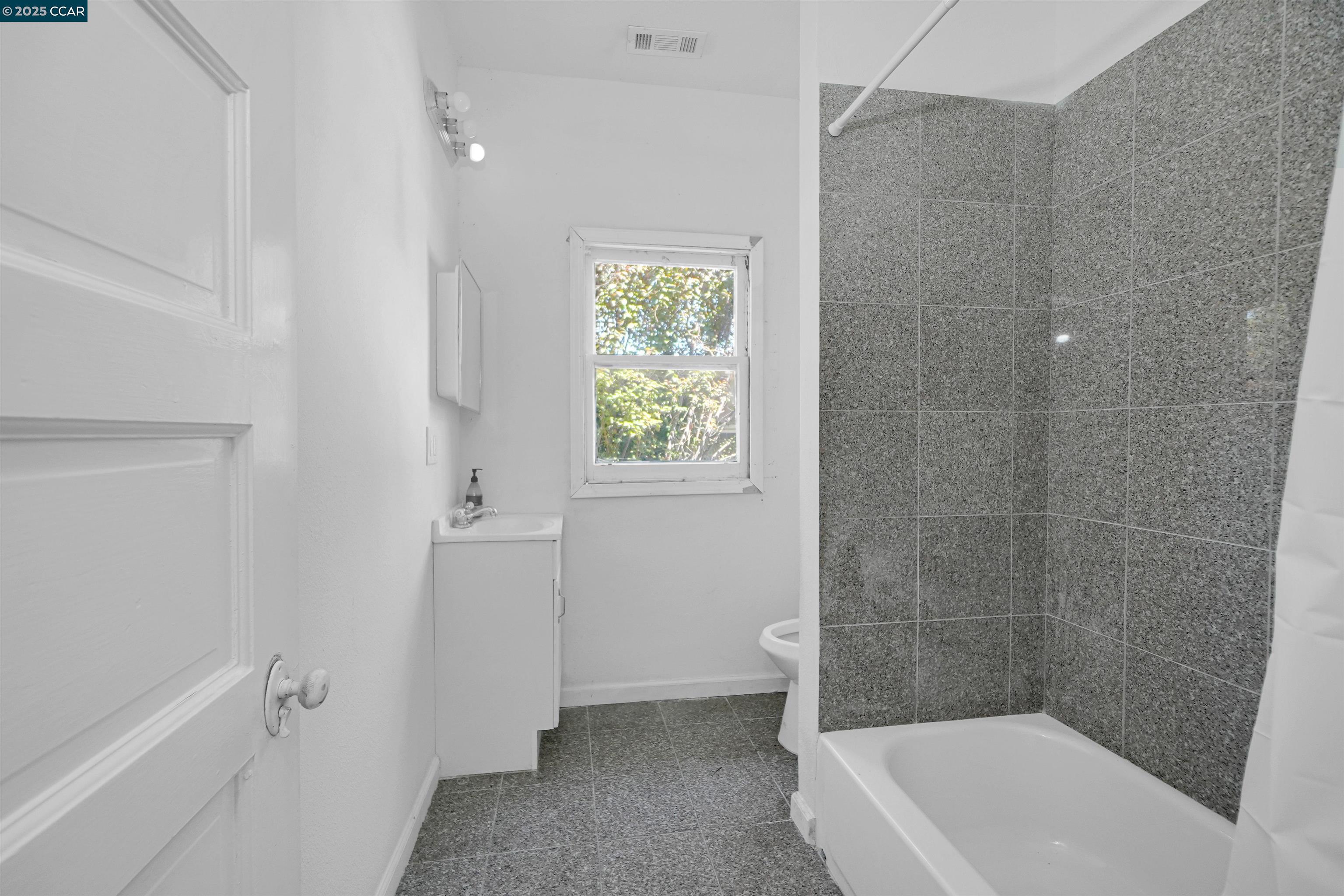 Detail Gallery Image 20 of 34 For 546 61st St, Oakland,  CA 94609 - 2 Beds | 1 Baths