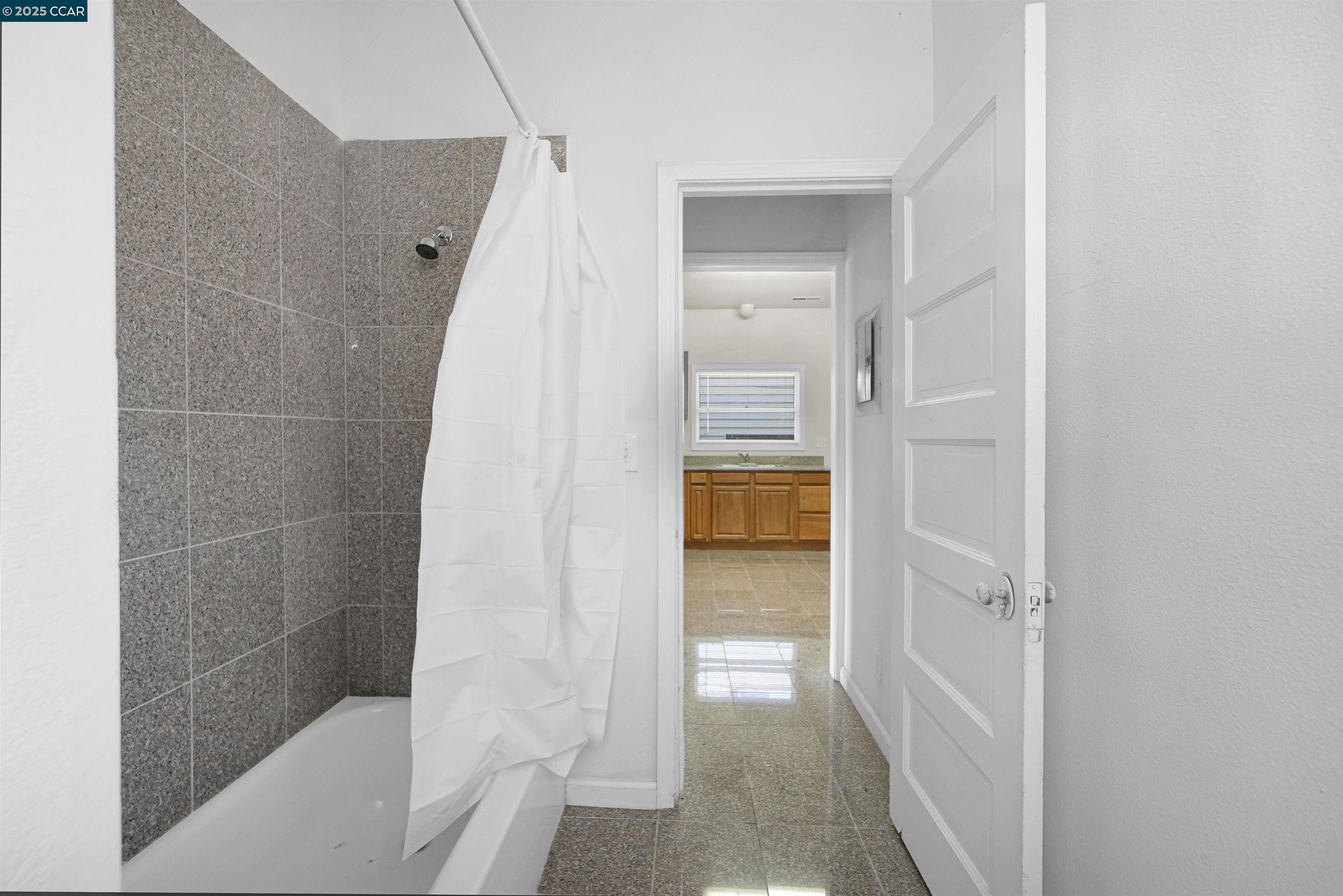 Detail Gallery Image 21 of 34 For 546 61st St, Oakland,  CA 94609 - 2 Beds | 1 Baths