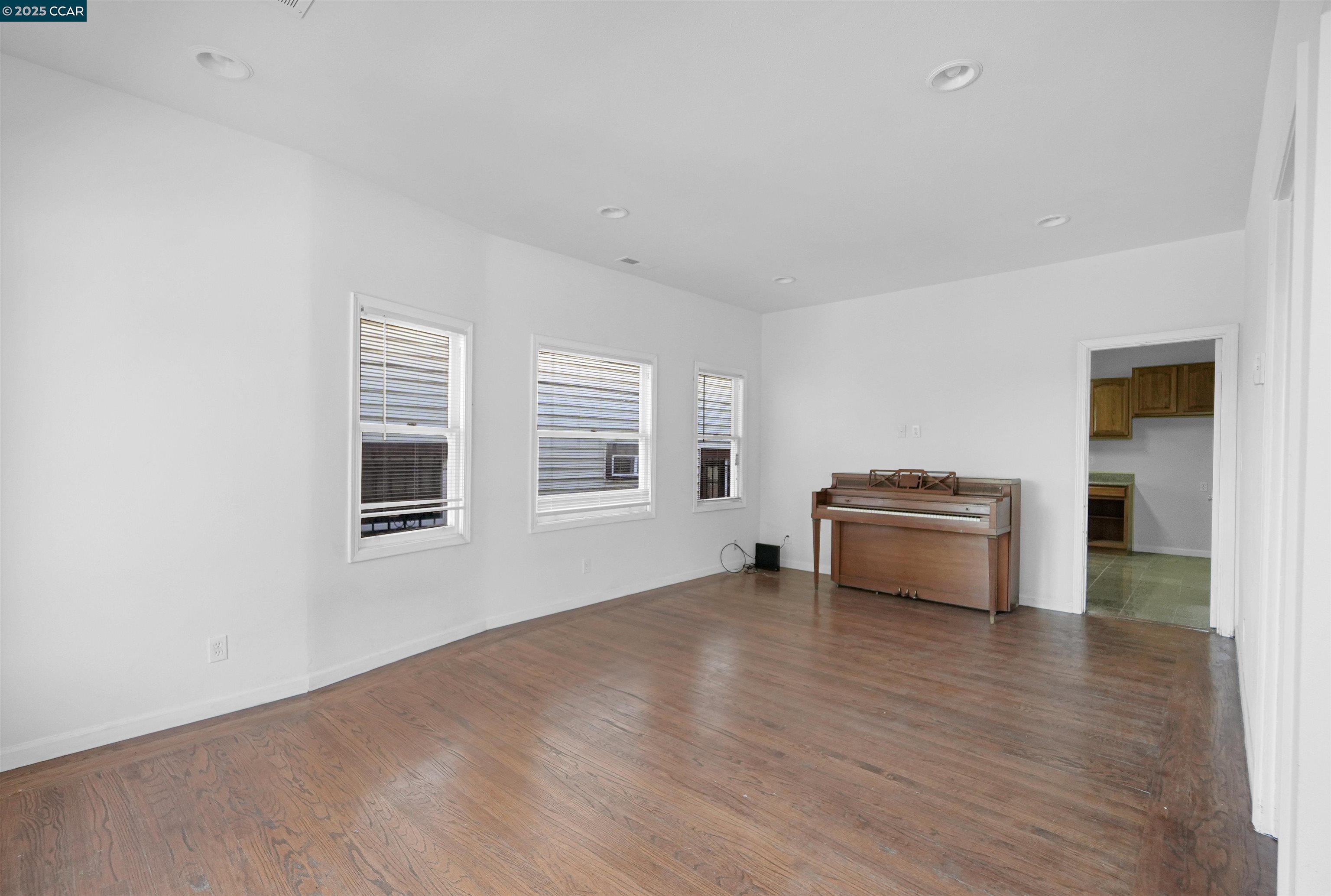 Detail Gallery Image 7 of 34 For 546 61st St, Oakland,  CA 94609 - 2 Beds | 1 Baths