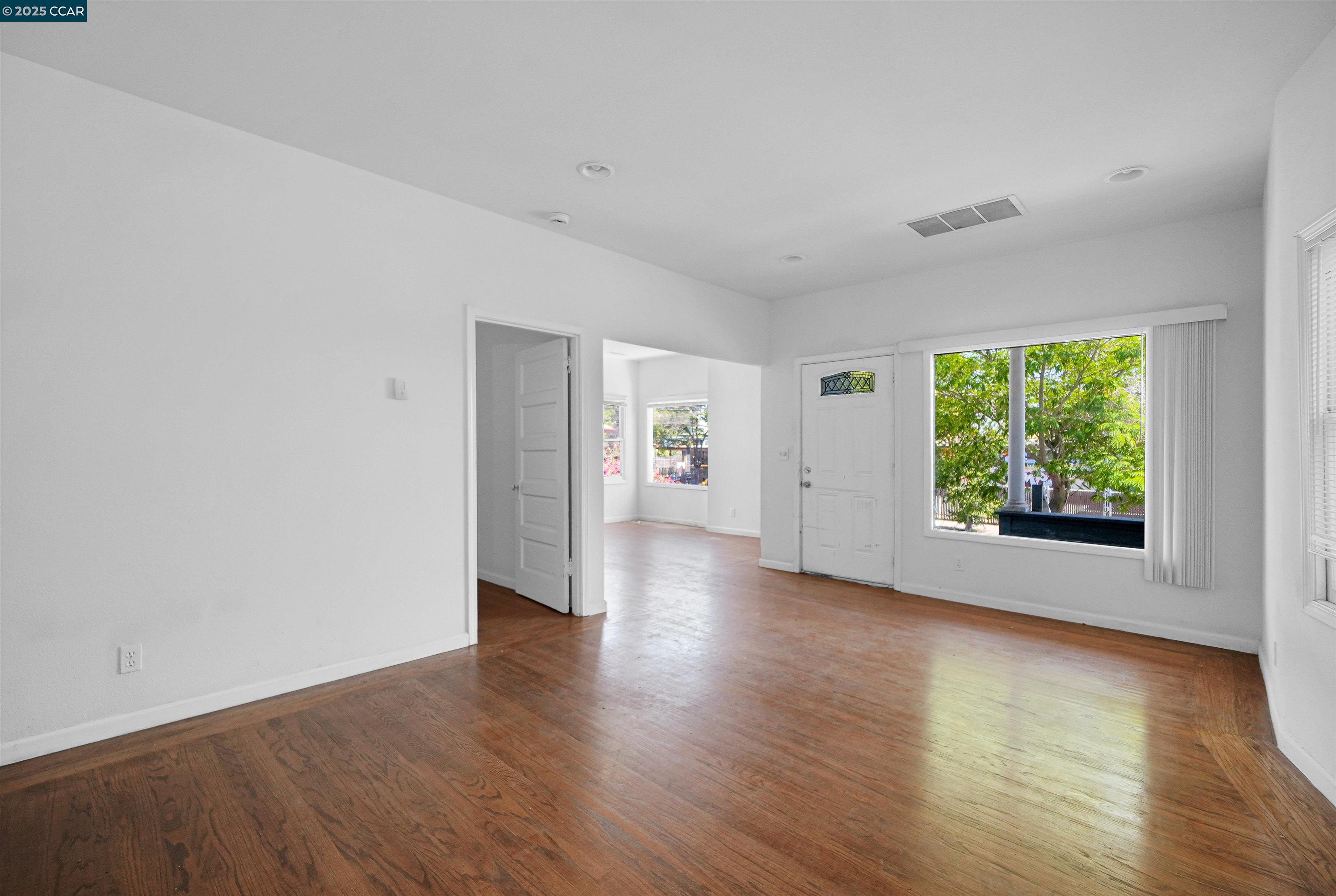 Detail Gallery Image 8 of 34 For 546 61st St, Oakland,  CA 94609 - 2 Beds | 1 Baths