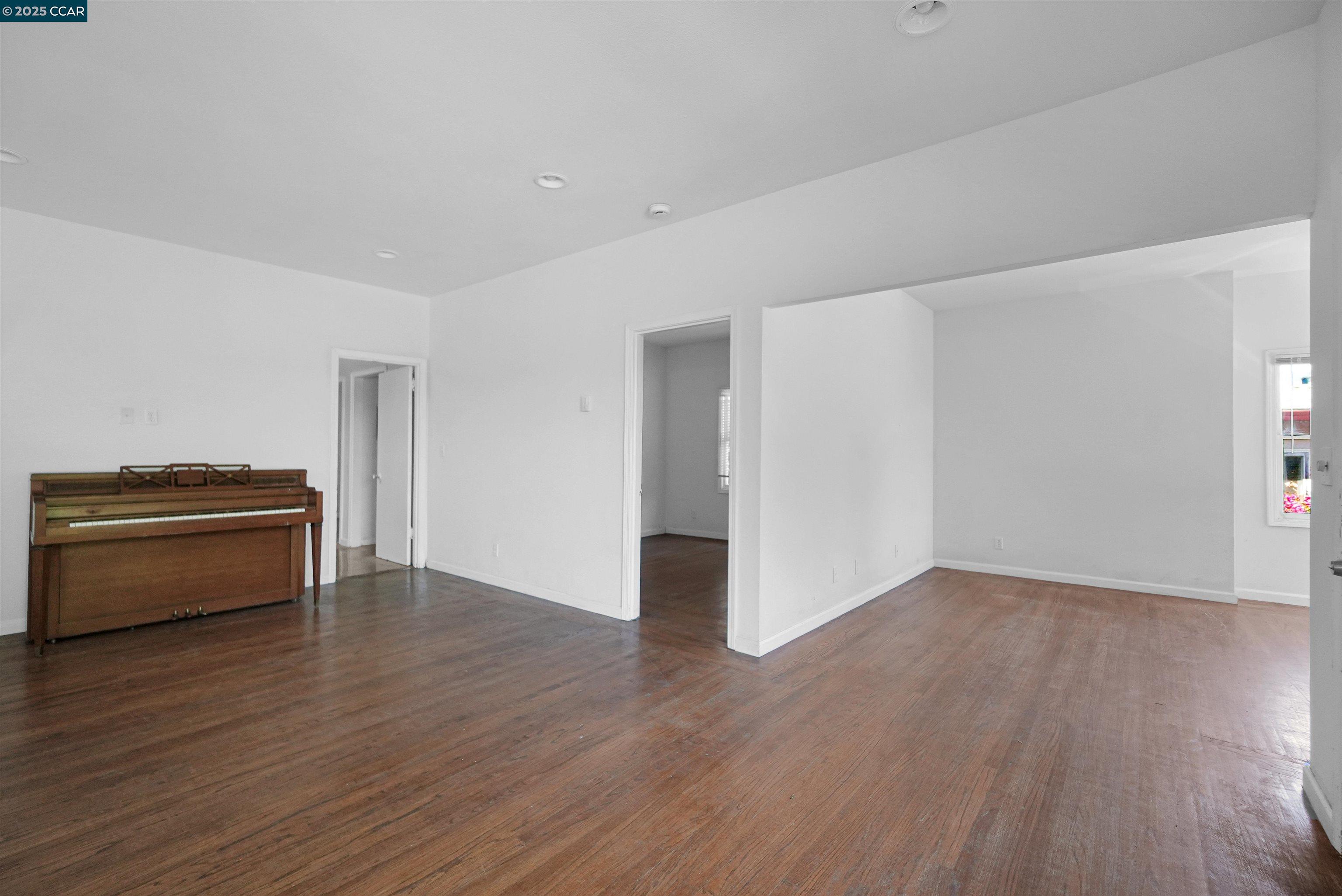 Detail Gallery Image 9 of 34 For 546 61st St, Oakland,  CA 94609 - 2 Beds | 1 Baths