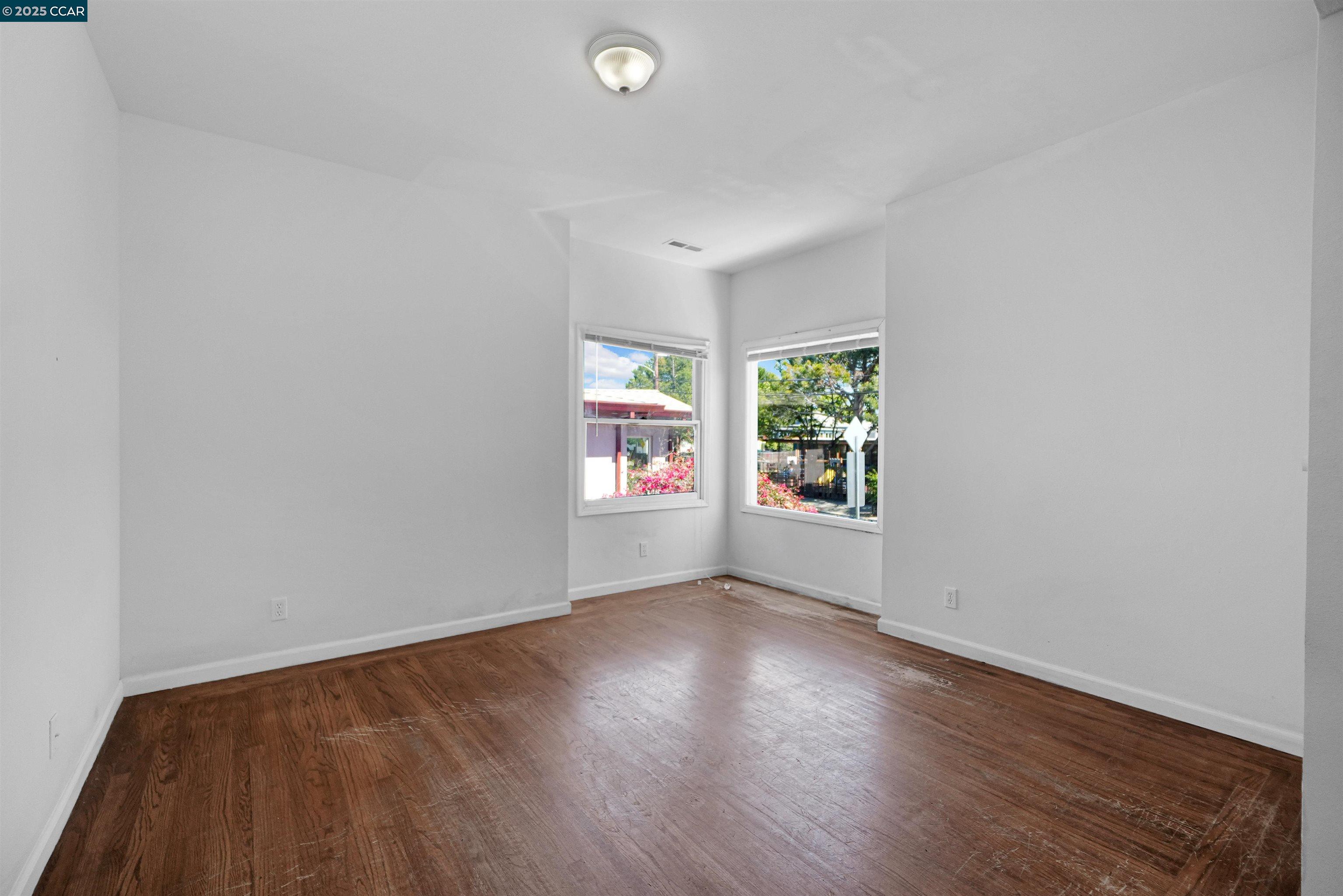 Detail Gallery Image 10 of 34 For 546 61st St, Oakland,  CA 94609 - 2 Beds | 1 Baths