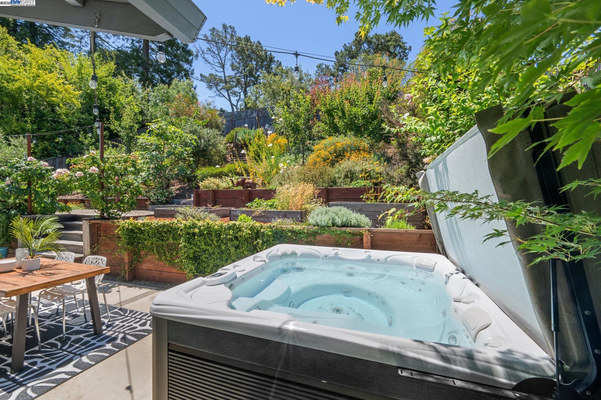 Detail Gallery Image 3 of 59 For 624 Parkside Court, Kensington,  CA 94708 - 3 Beds | 2/1 Baths