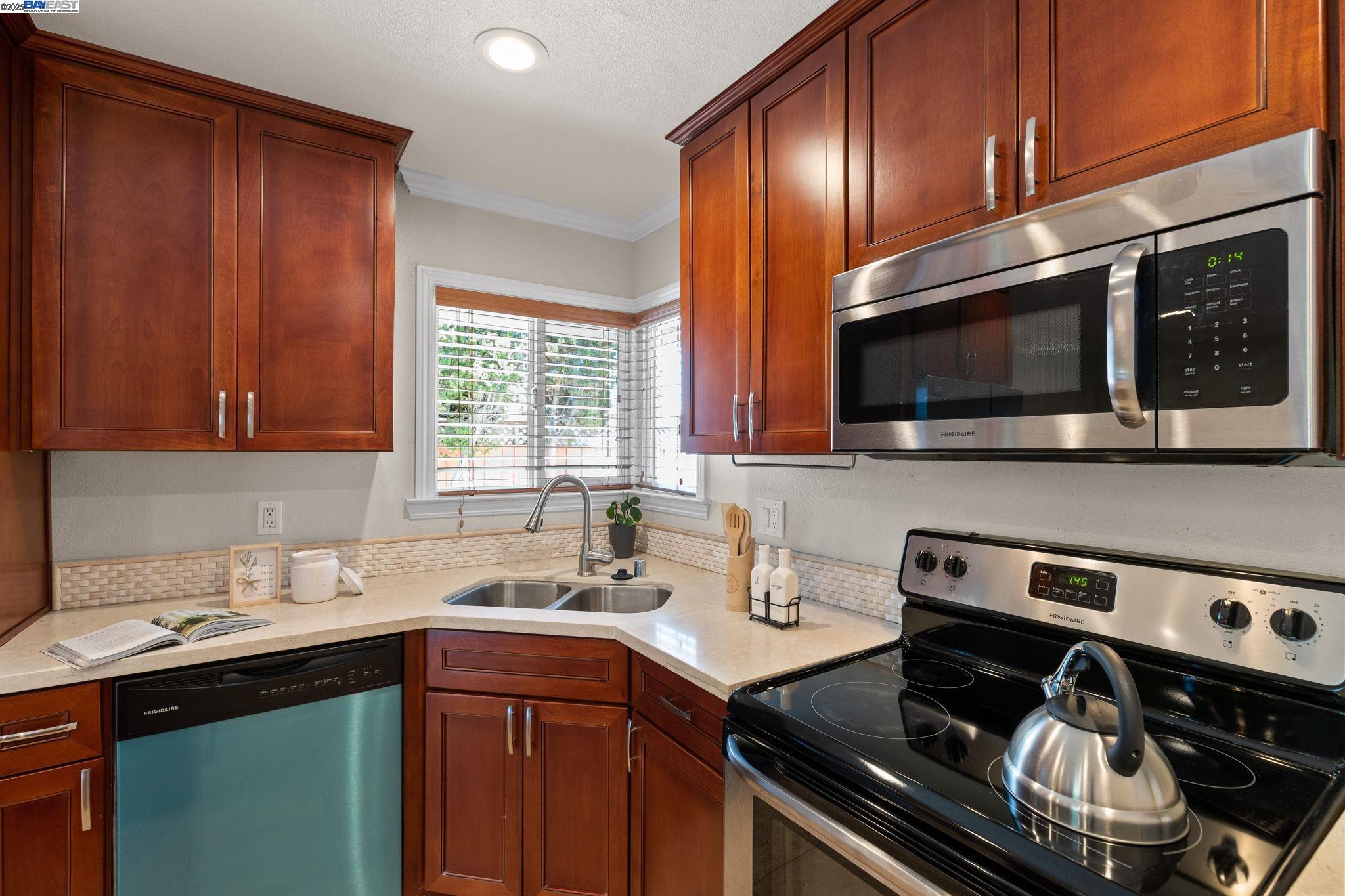 Detail Gallery Image 9 of 59 For 35421 Cleremont Dr, Newark,  CA 94560 - 4 Beds | 3 Baths