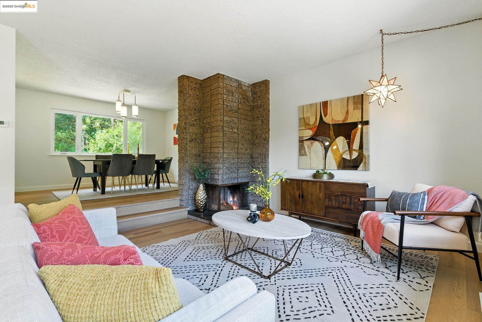 Detail Gallery Image 2 of 17 For 499 Blackstone Drive, San Rafael,  CA 94903 - 4 Beds | 2/1 Baths