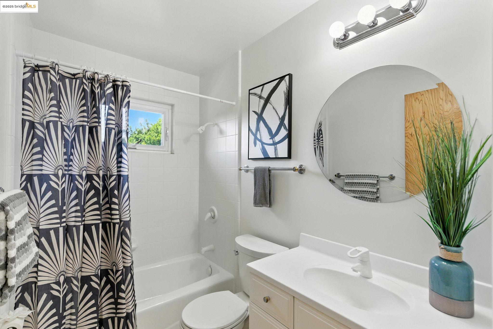 Detail Gallery Image 11 of 17 For 499 Blackstone Drive, San Rafael,  CA 94903 - 4 Beds | 2/1 Baths