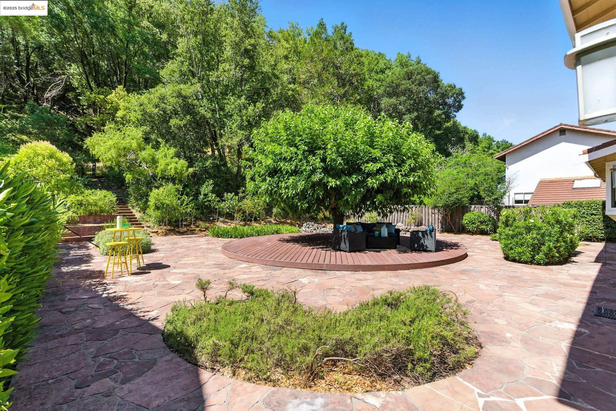 Detail Gallery Image 12 of 17 For 499 Blackstone Drive, San Rafael,  CA 94903 - 4 Beds | 2/1 Baths