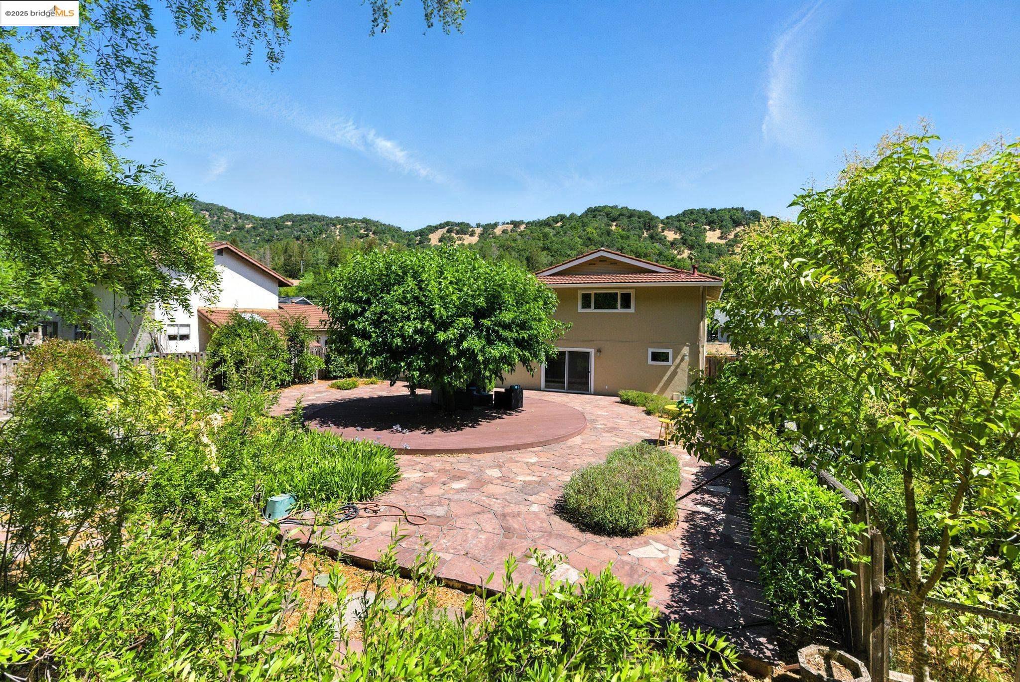 Detail Gallery Image 14 of 17 For 499 Blackstone Drive, San Rafael,  CA 94903 - 4 Beds | 2/1 Baths