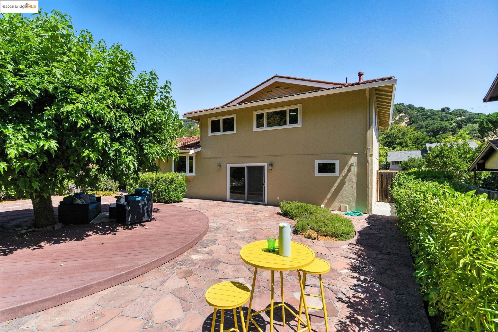 Detail Gallery Image 15 of 17 For 499 Blackstone Drive, San Rafael,  CA 94903 - 4 Beds | 2/1 Baths