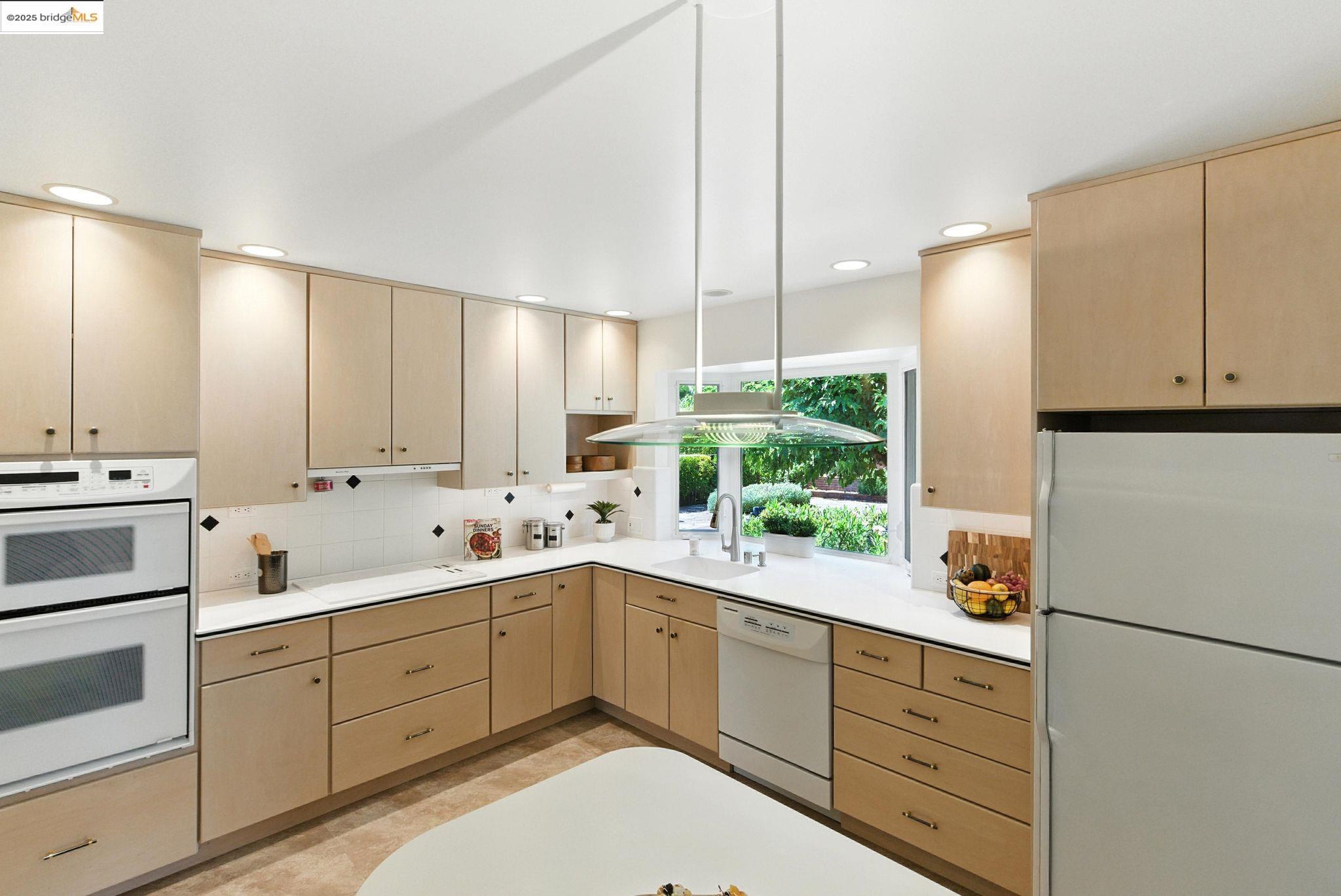 Detail Gallery Image 5 of 17 For 499 Blackstone Drive, San Rafael,  CA 94903 - 4 Beds | 2/1 Baths
