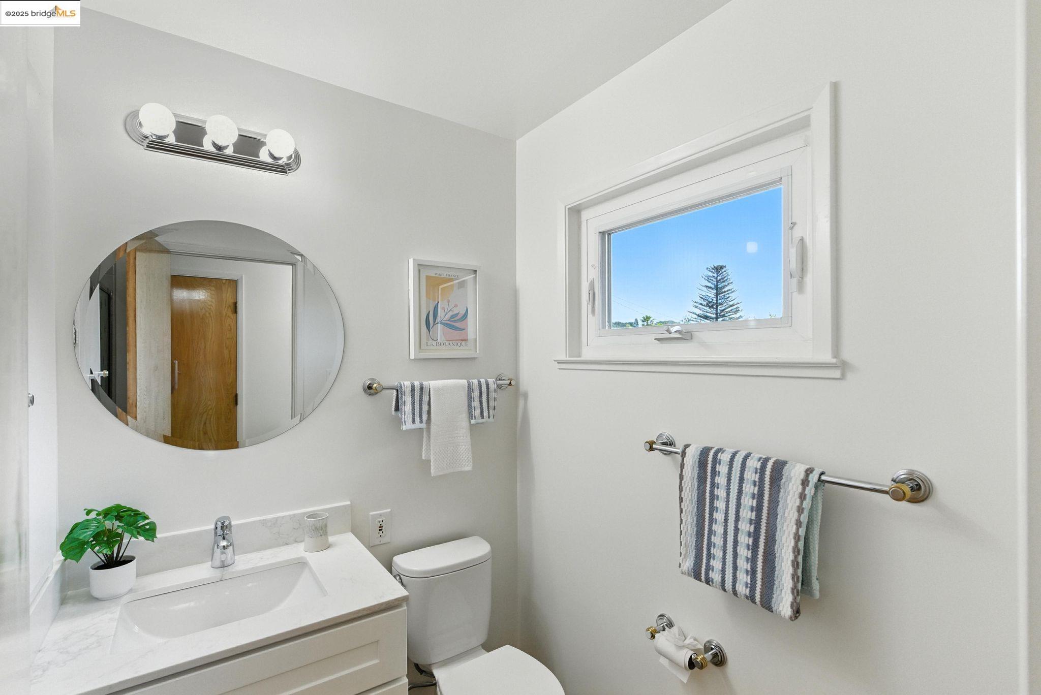 Detail Gallery Image 10 of 17 For 499 Blackstone Drive, San Rafael,  CA 94903 - 4 Beds | 2/1 Baths
