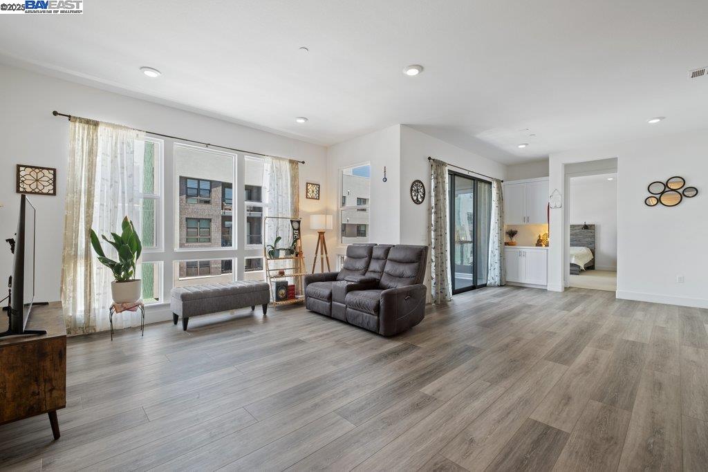 MLS: 41104093 Condo For Sale