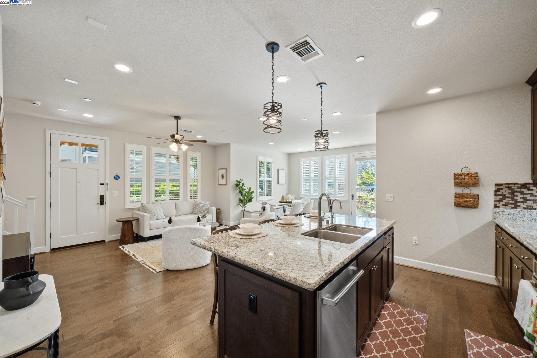 Detail Gallery Image 8 of 32 For 454 Persimmon Common #8,  Livermore,  CA 94551 - 3 Beds | 2/1 Baths
