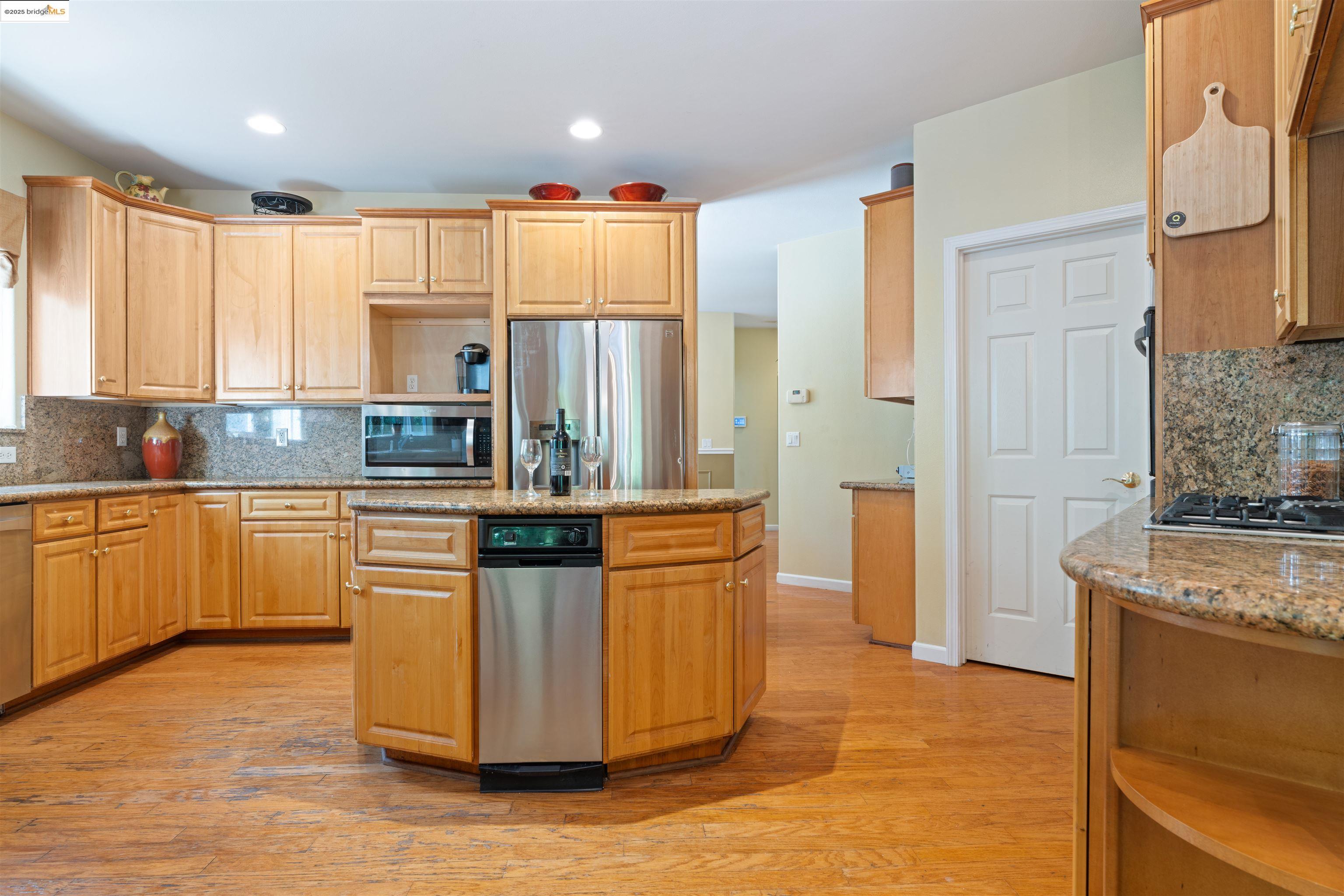 Detail Gallery Image 12 of 51 For 628 Stanley Ln, El Sobrante,  CA 94803 - 5 Beds | 3 Baths